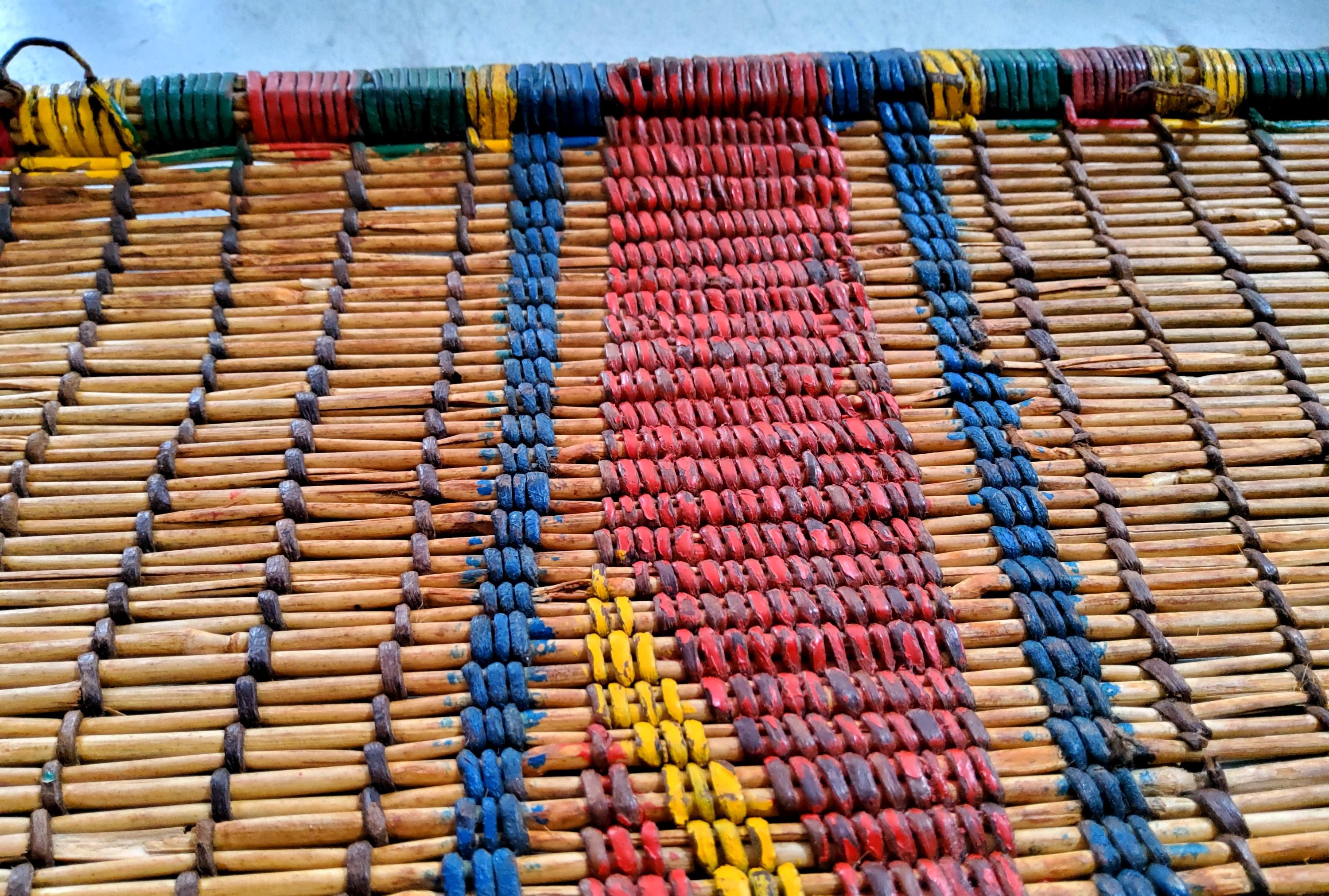 Tuareg-Matte  Vintage Berber Mauretanien Naturholz und Leder Kunsthandwerk im Angebot 1
