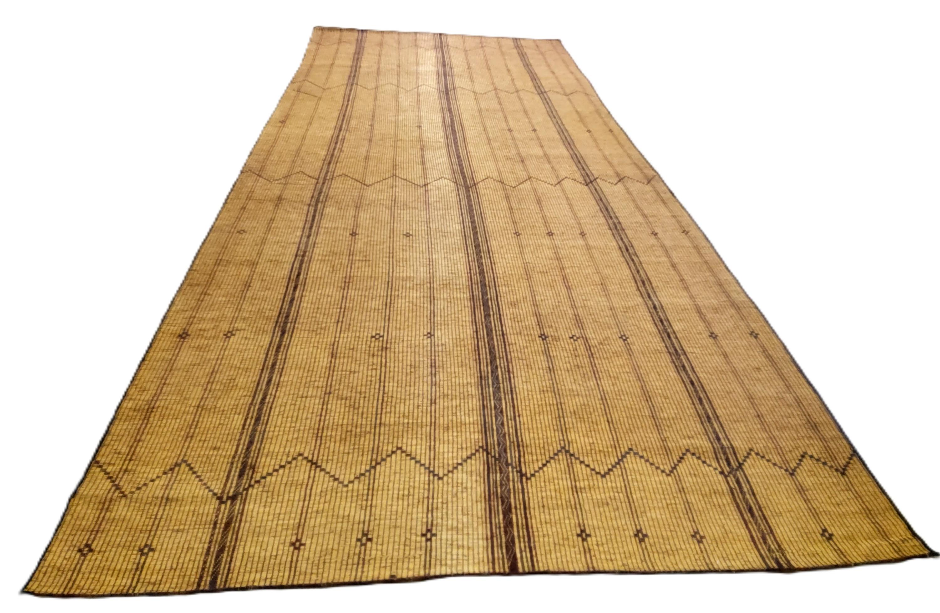 Mauritanian Stuoia Tuareg Berbera vintage anni '70 in Giunco e Pelle, Mauritania, 605x227 cm For Sale