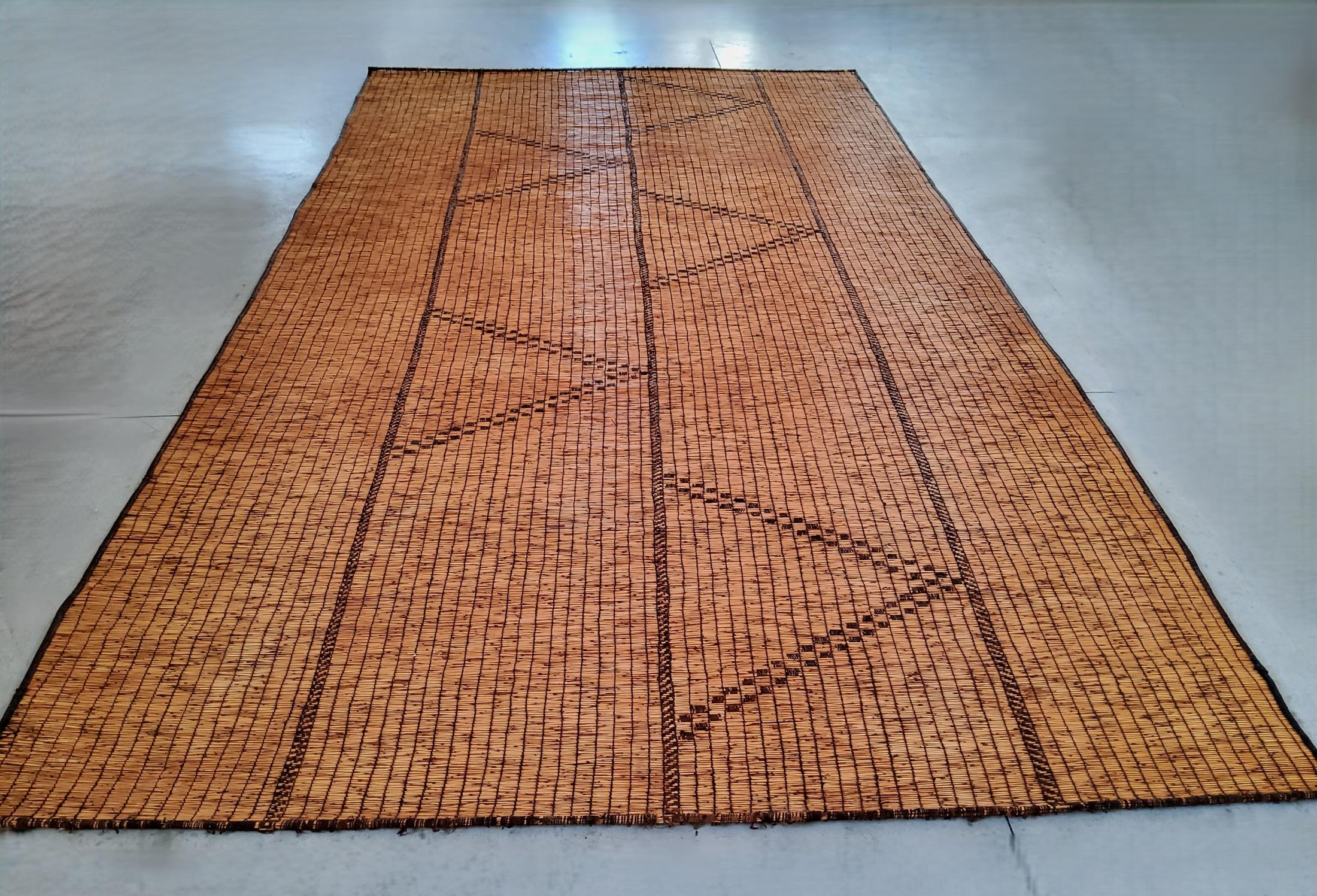 Alte Tuareg-Matte. Sahara, 1980er Jahre, gewebtes Schilf und Leder, 420×223 cm (Mauritanian) im Angebot