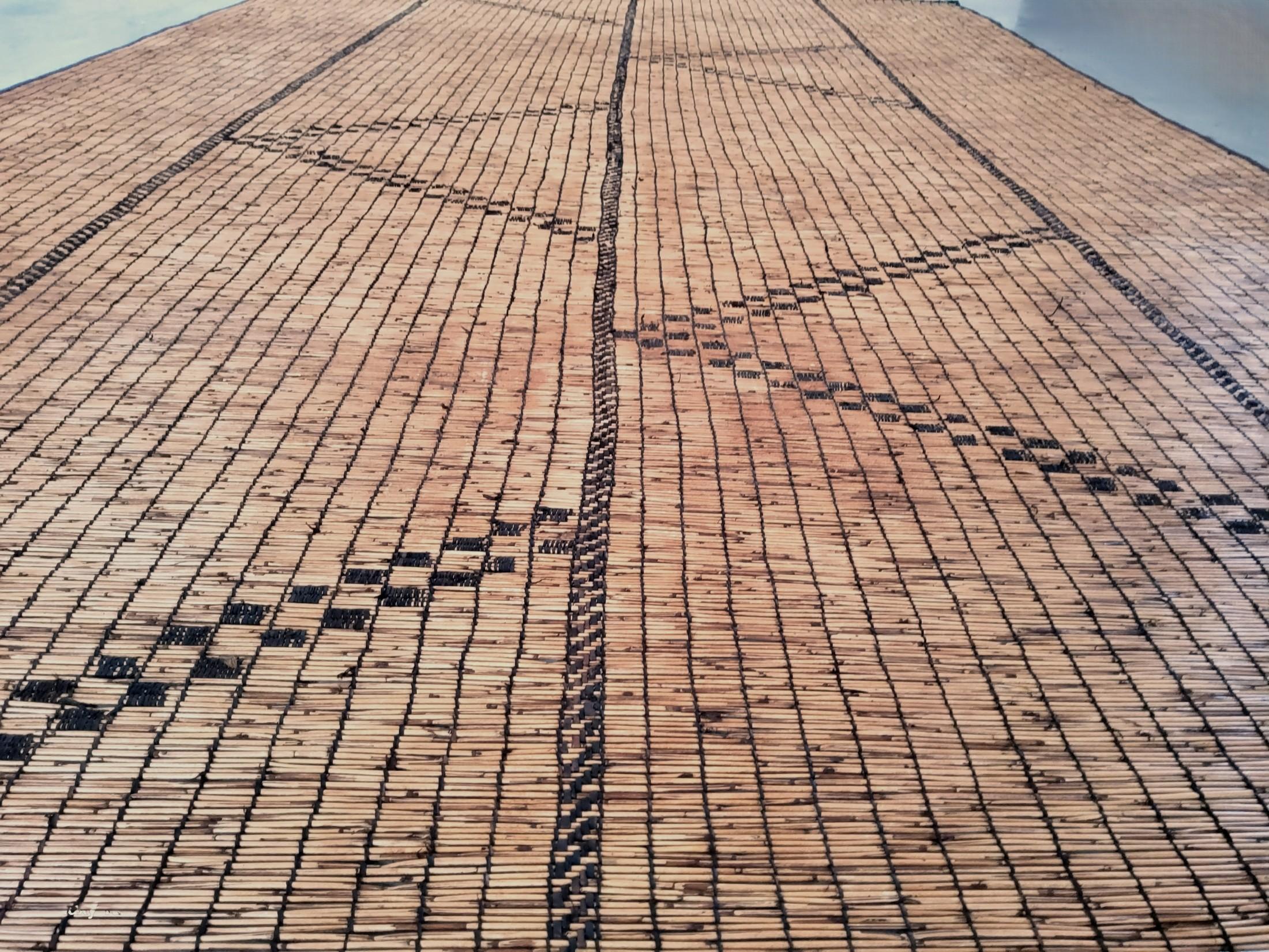Alte Tuareg-Matte. Sahara, 1980er Jahre, gewebtes Schilf und Leder, 420×223 cm (Handgefertigt) im Angebot