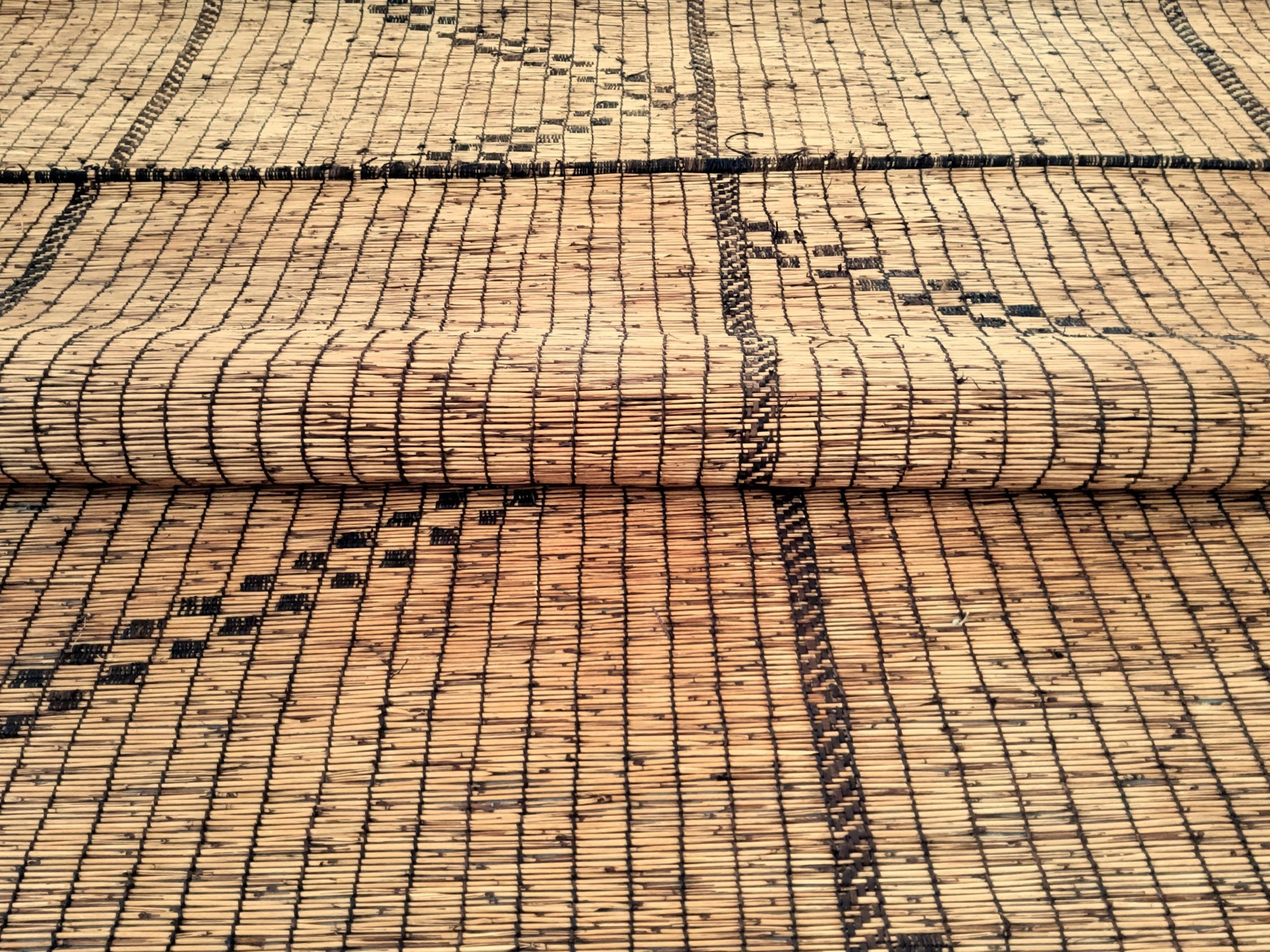 Alte Tuareg-Matte. Sahara, 1980er Jahre, gewebtes Schilf und Leder, 420×223 cm im Zustand „Gut“ im Angebot in Loria, IT