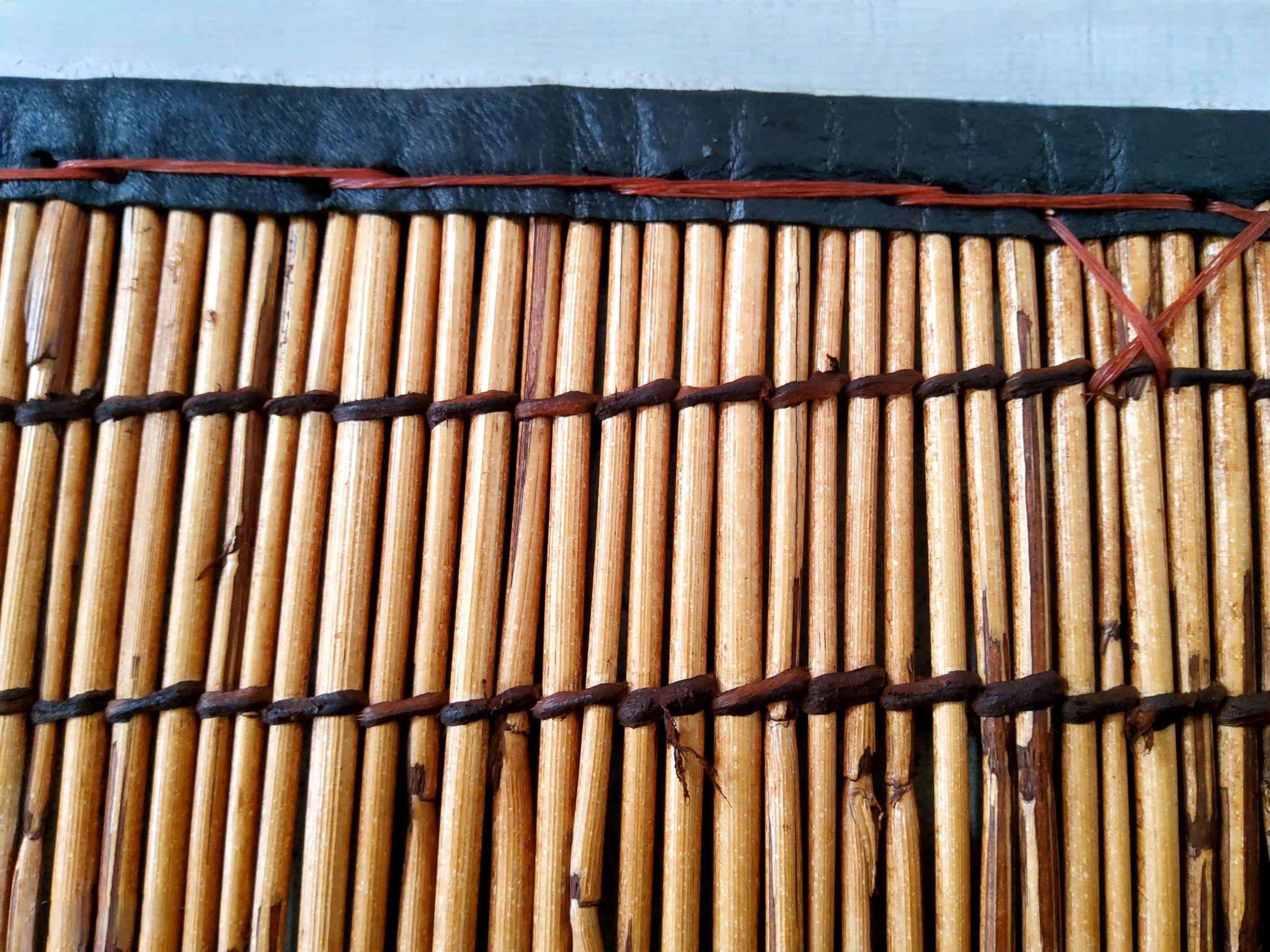 Alte Tuareg-Matte. Sahara, 1980er Jahre, gewebtes Schilf und Leder, 420×223 cm (Late 20th Century) im Angebot