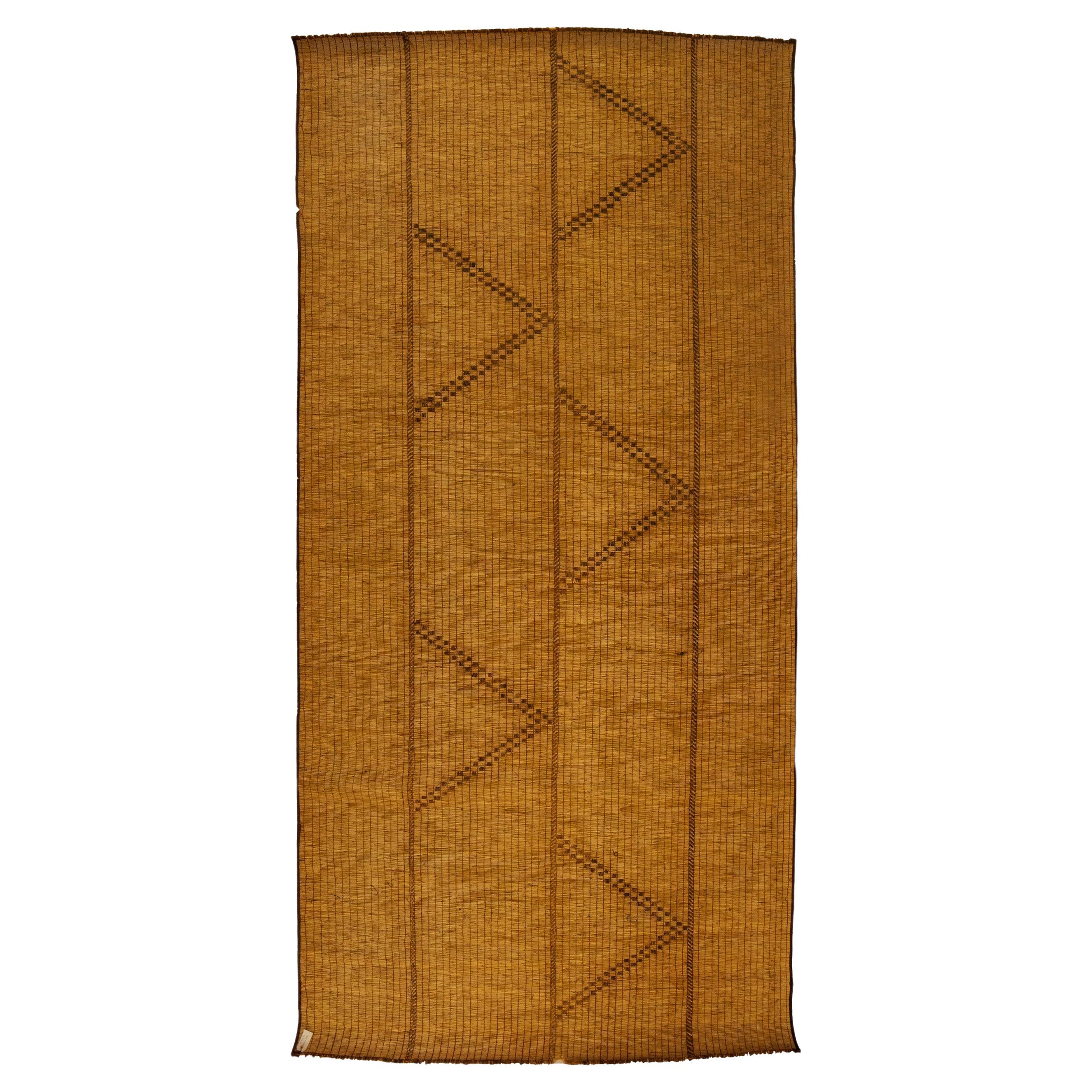 Alte Tuareg-Matte. Sahara, 1980er Jahre, gewebtes Schilf und Leder, 420×223 cm im Angebot