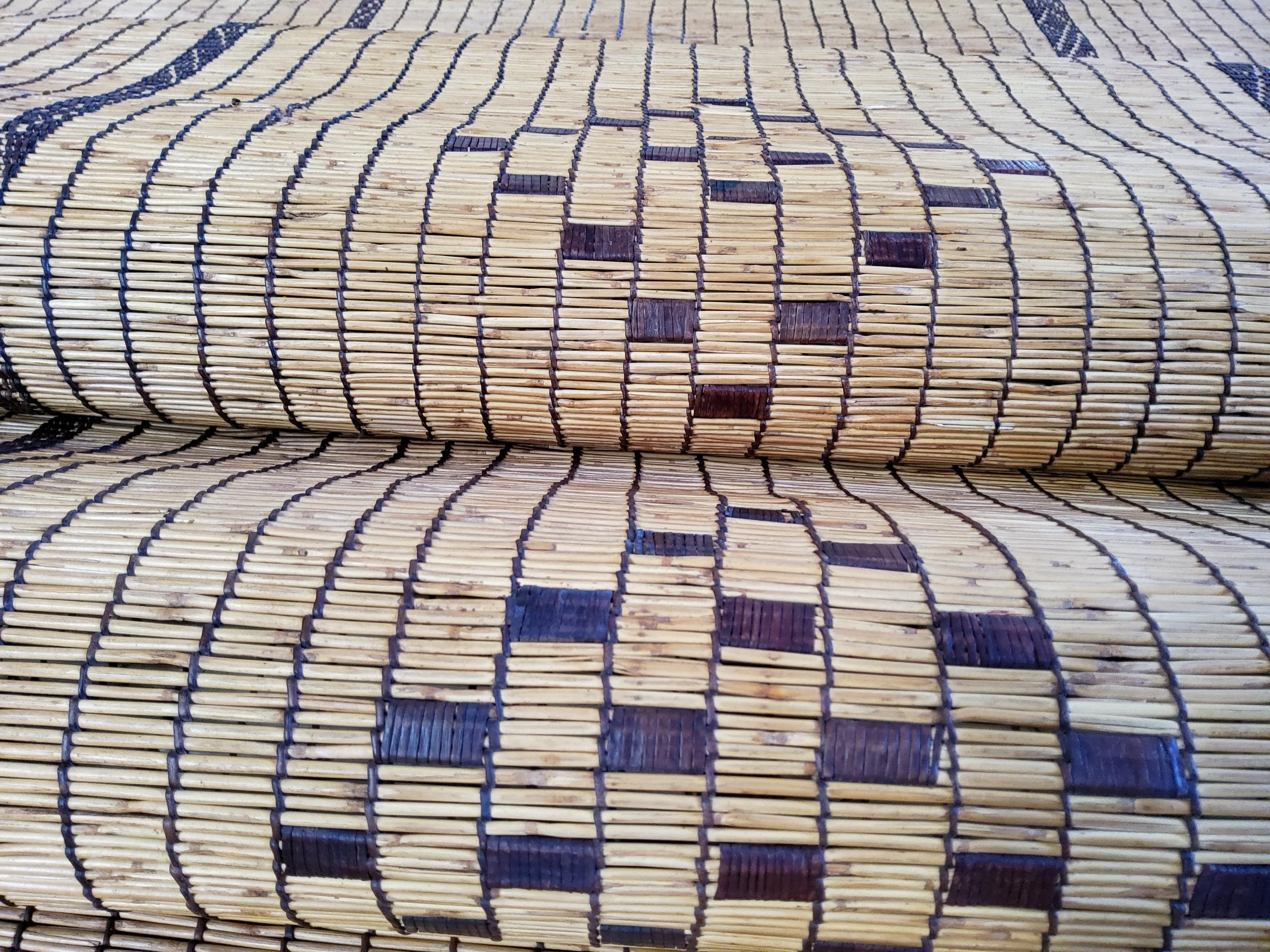 Tuaregh Mat Vintage Berber Brown   Natural Leather and Wood Artifact In Good Condition For Sale In Loria, IT