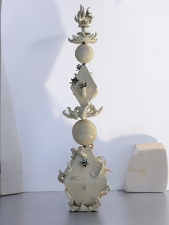 Sculpture Stupa Dve en céramique émaillée blanche et acier par Lucile Rebeirot