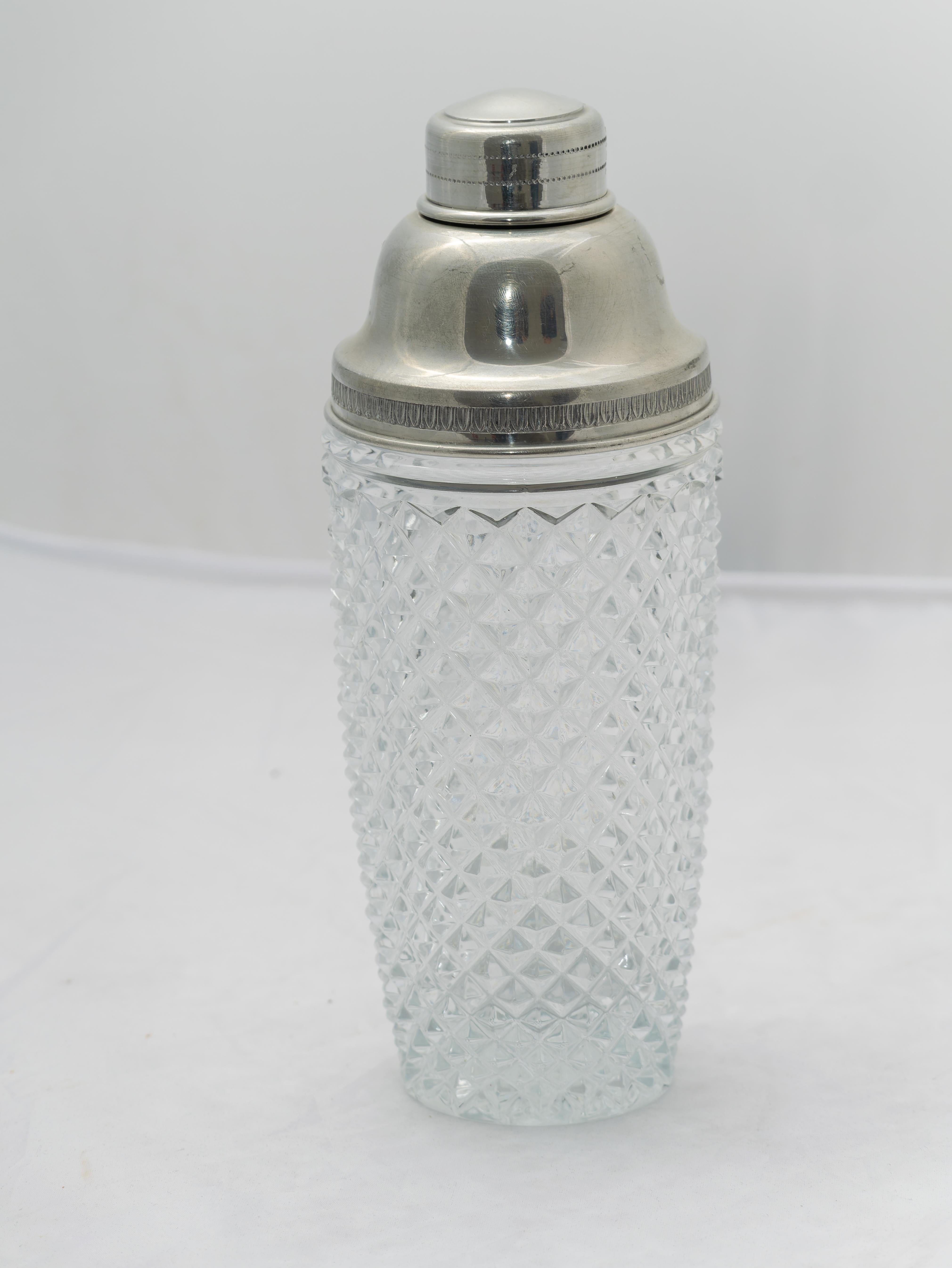 Stupendo Shaker da Cocktail in Cristallo tagliato, Made in Italy, 1960. 
Shaker da Cocktail in cristallo tagliato e acciaio. E' in ottime condizioni. 
Il prezzo della spedizione si intende per il territorio italiano, per le isole e per spedizione