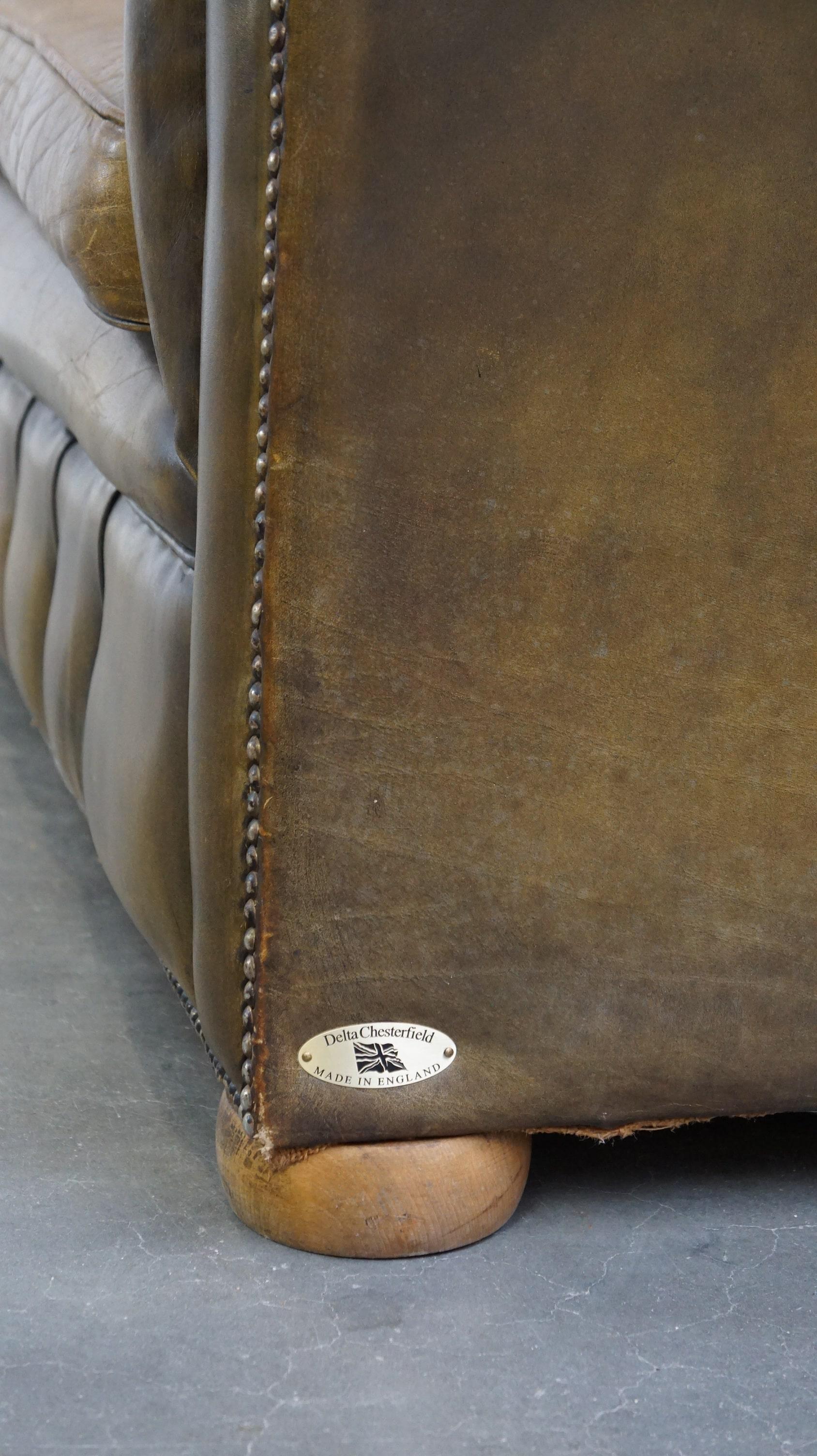 Sofa Chesterfield à 2,5 places en cuir de vache d'une belle couleur vert mousse en vente 4