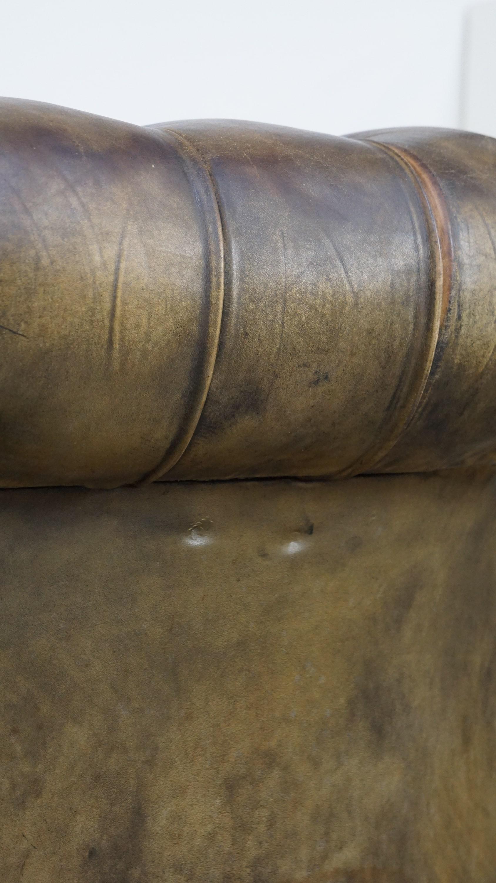 Sofa Chesterfield à 2,5 places en cuir de vache d'une belle couleur vert mousse en vente 5