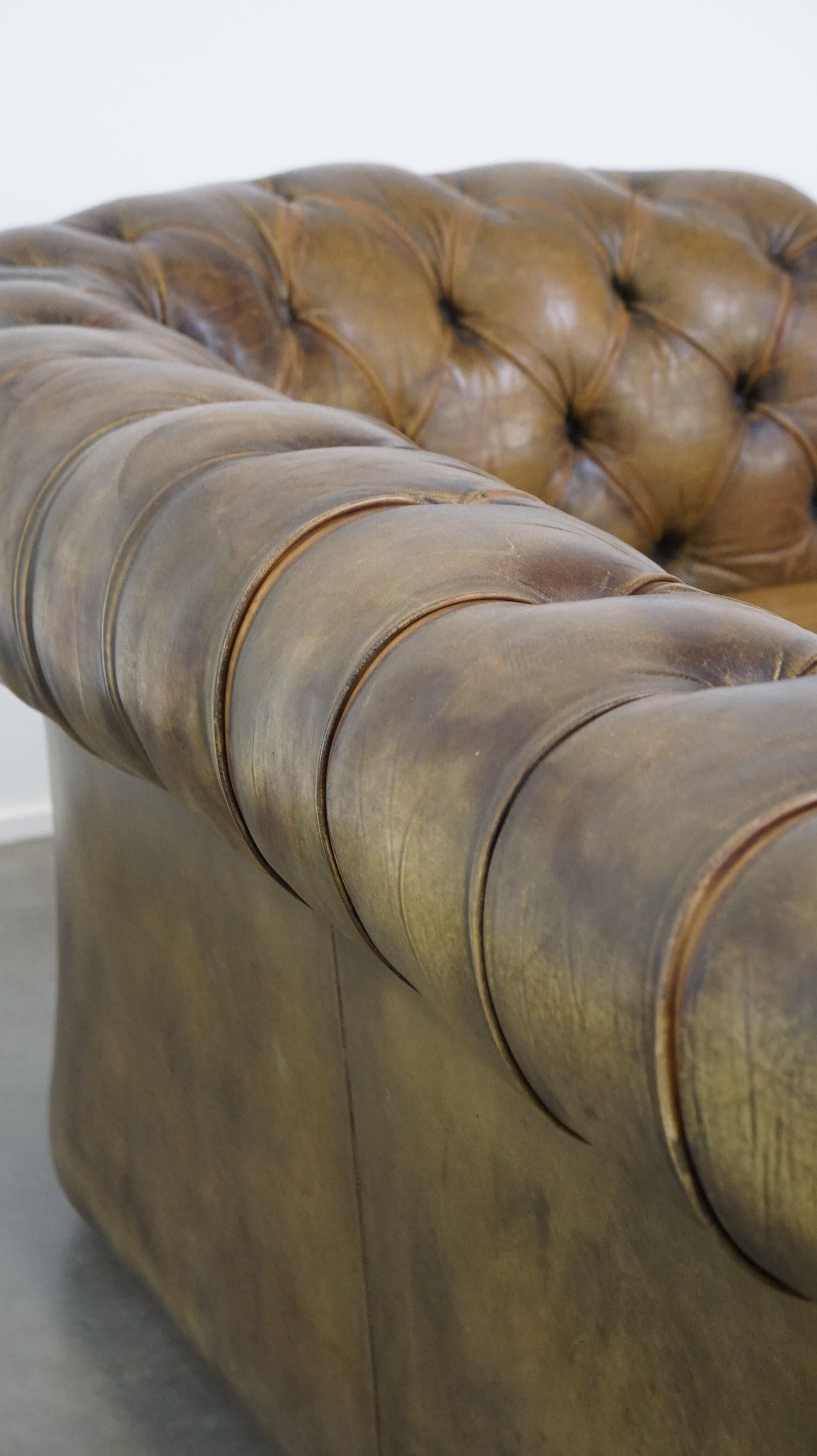 Sofa Chesterfield à 2,5 places en cuir de vache d'une belle couleur vert mousse en vente 7