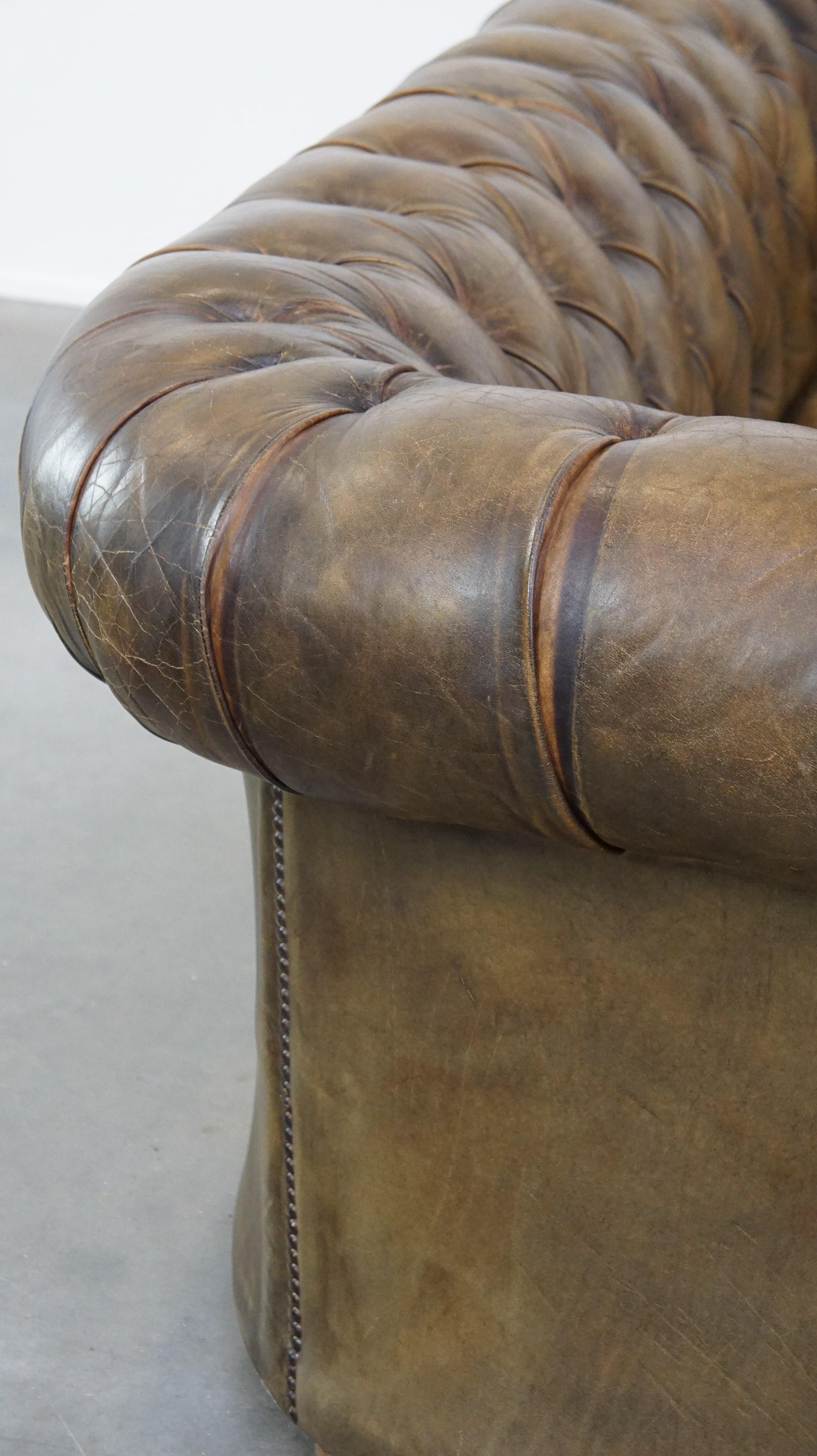 Sofa Chesterfield à 2,5 places en cuir de vache d'une belle couleur vert mousse en vente 8