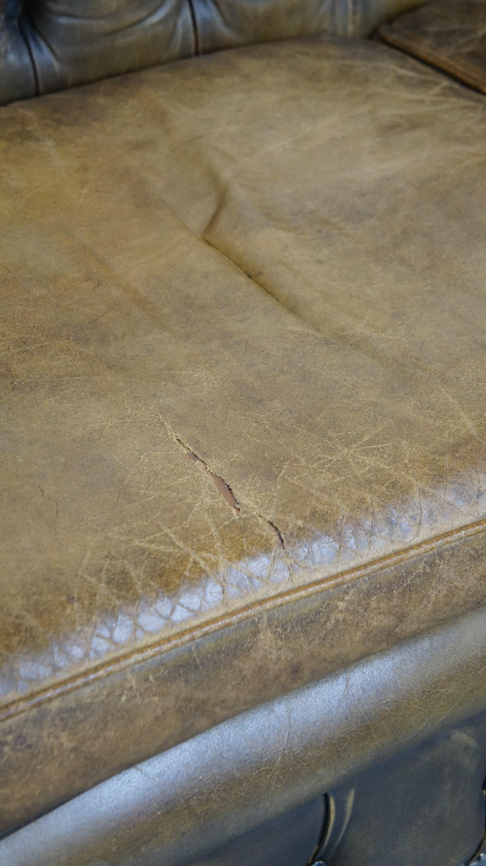 Sofa Chesterfield à 2,5 places en cuir de vache d'une belle couleur vert mousse en vente 10