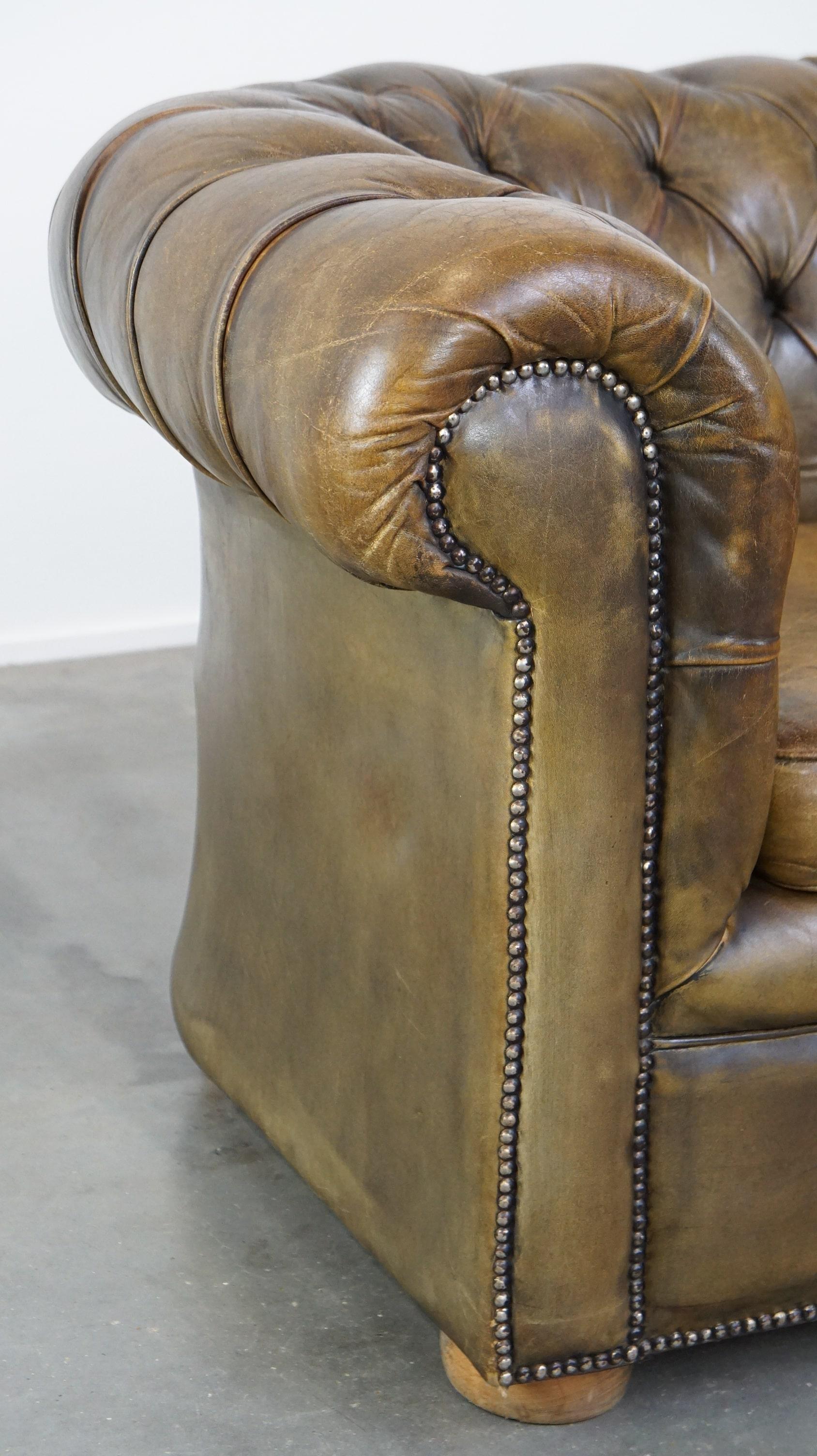 Sofa Chesterfield à 2,5 places en cuir de vache d'une belle couleur vert mousse en vente 11