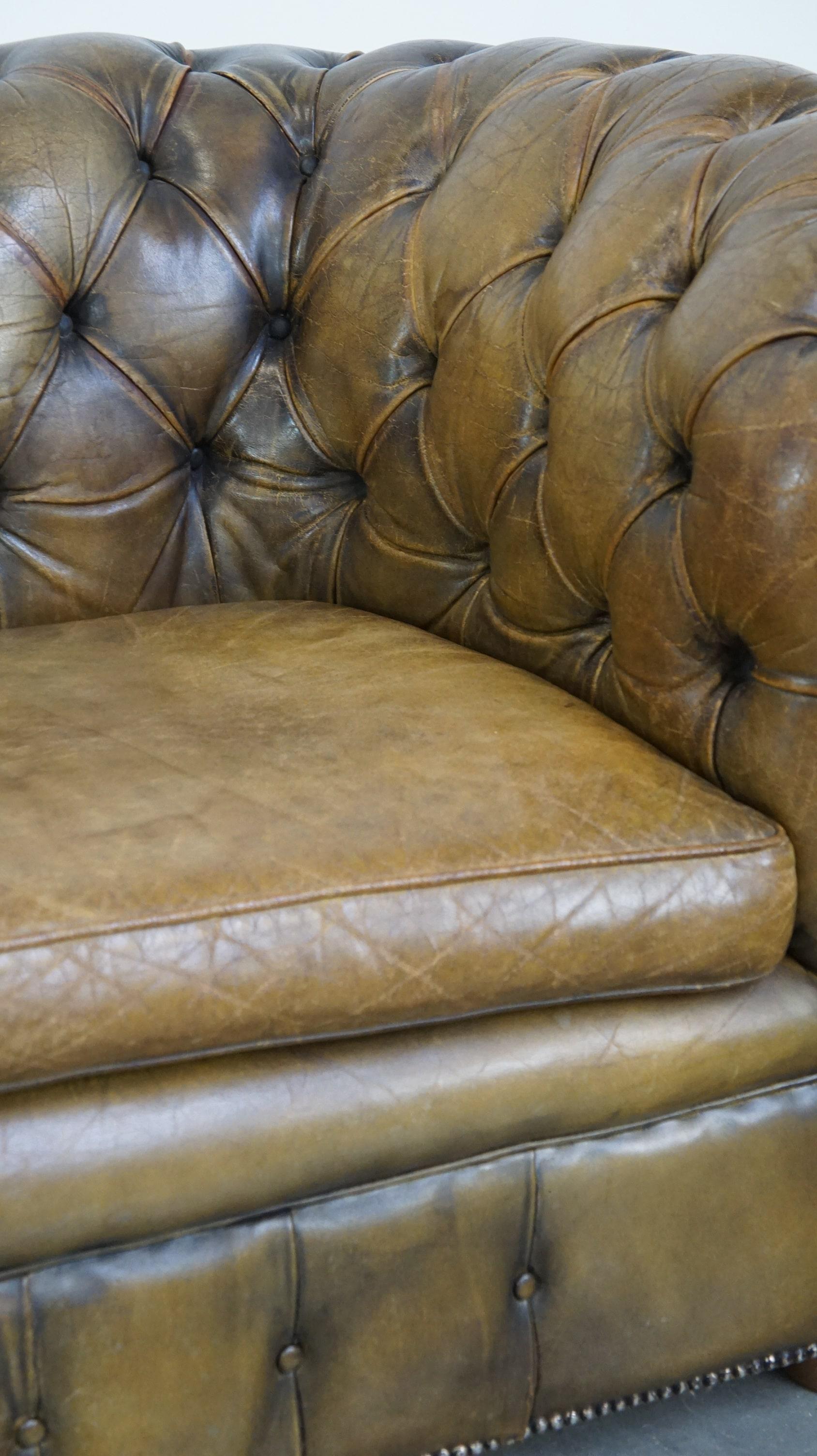 Sofa Chesterfield à 2,5 places en cuir de vache d'une belle couleur vert mousse en vente 12