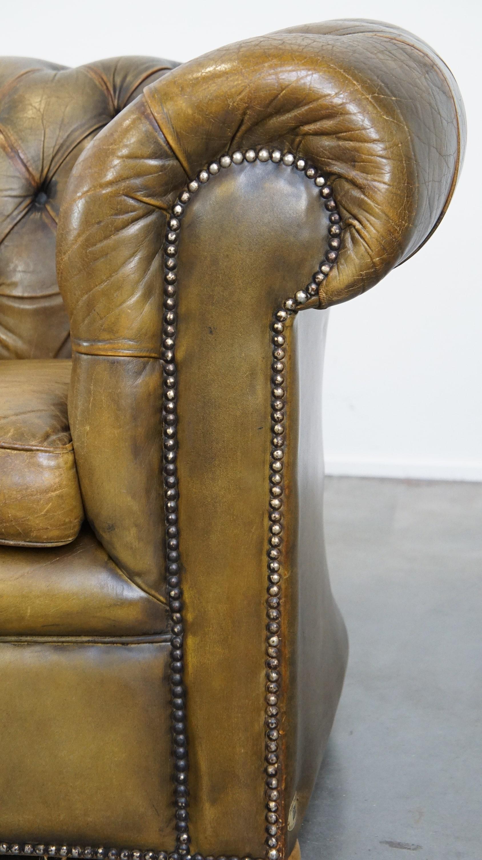 Sofa Chesterfield à 2,5 places en cuir de vache d'une belle couleur vert mousse en vente 13