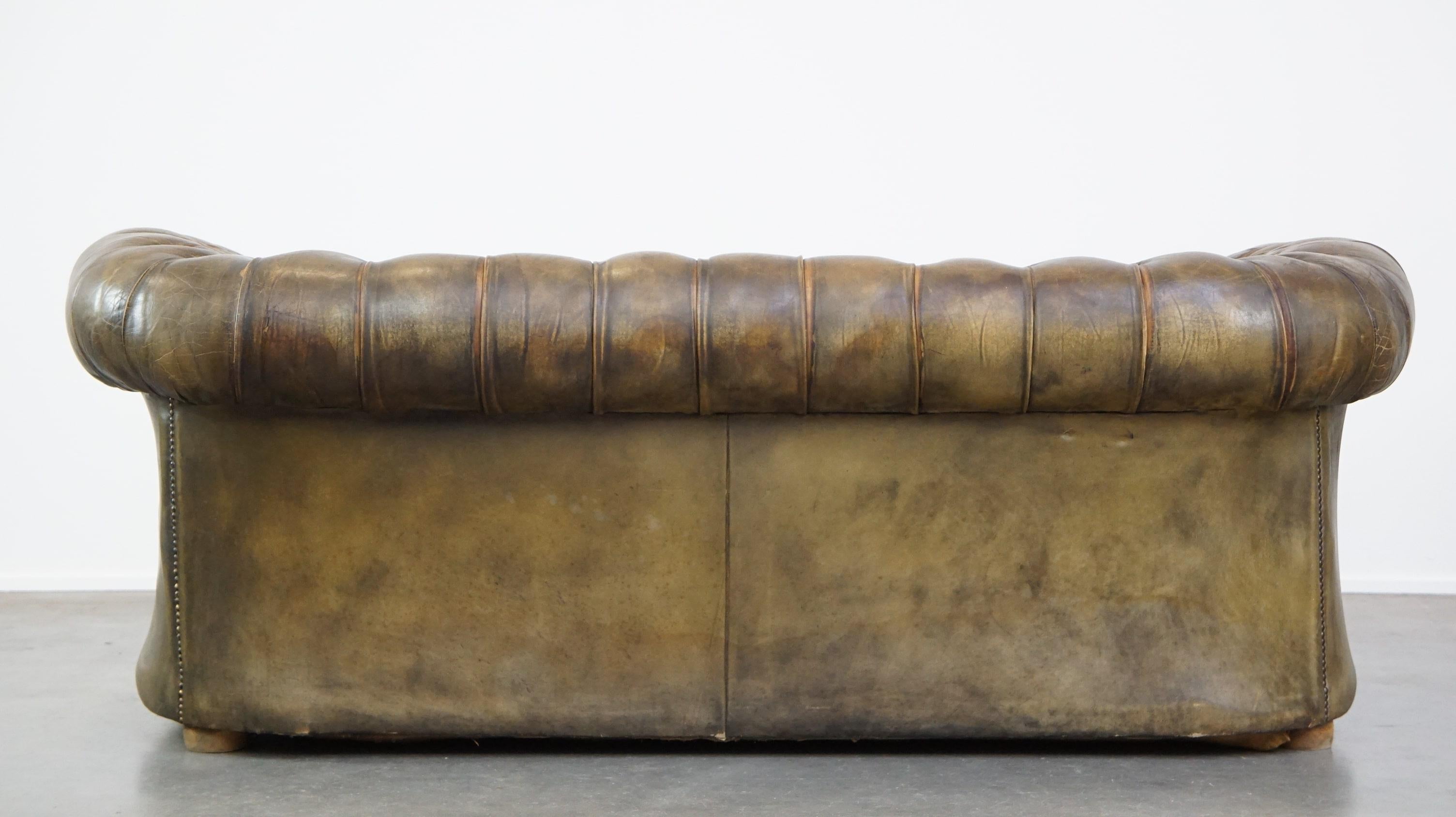 Fait main Sofa Chesterfield à 2,5 places en cuir de vache d'une belle couleur vert mousse en vente