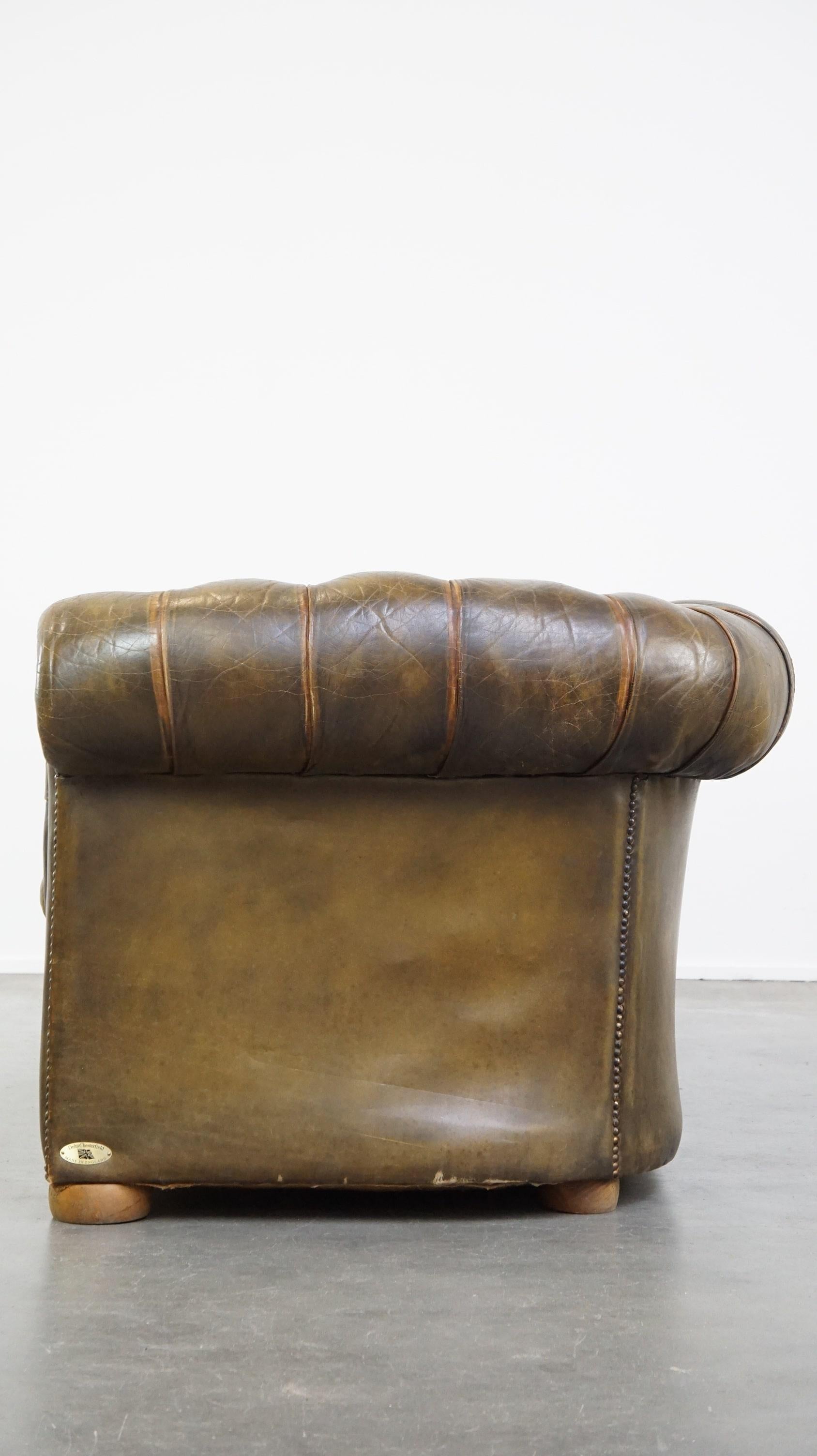 Sofa Chesterfield à 2,5 places en cuir de vache d'une belle couleur vert mousse État moyen - En vente à Harderwijk, NL