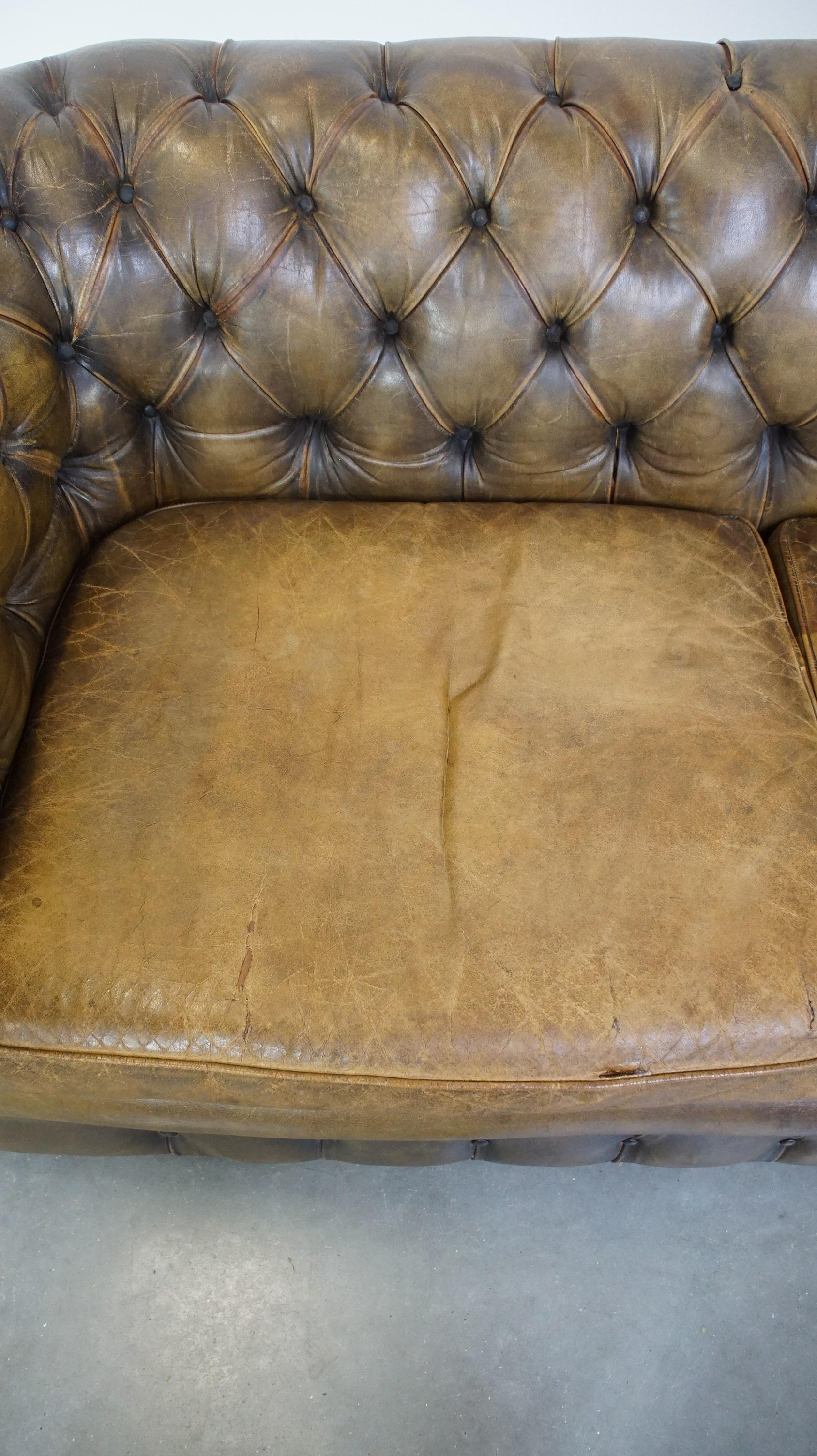 20ième siècle Sofa Chesterfield à 2,5 places en cuir de vache d'une belle couleur vert mousse en vente