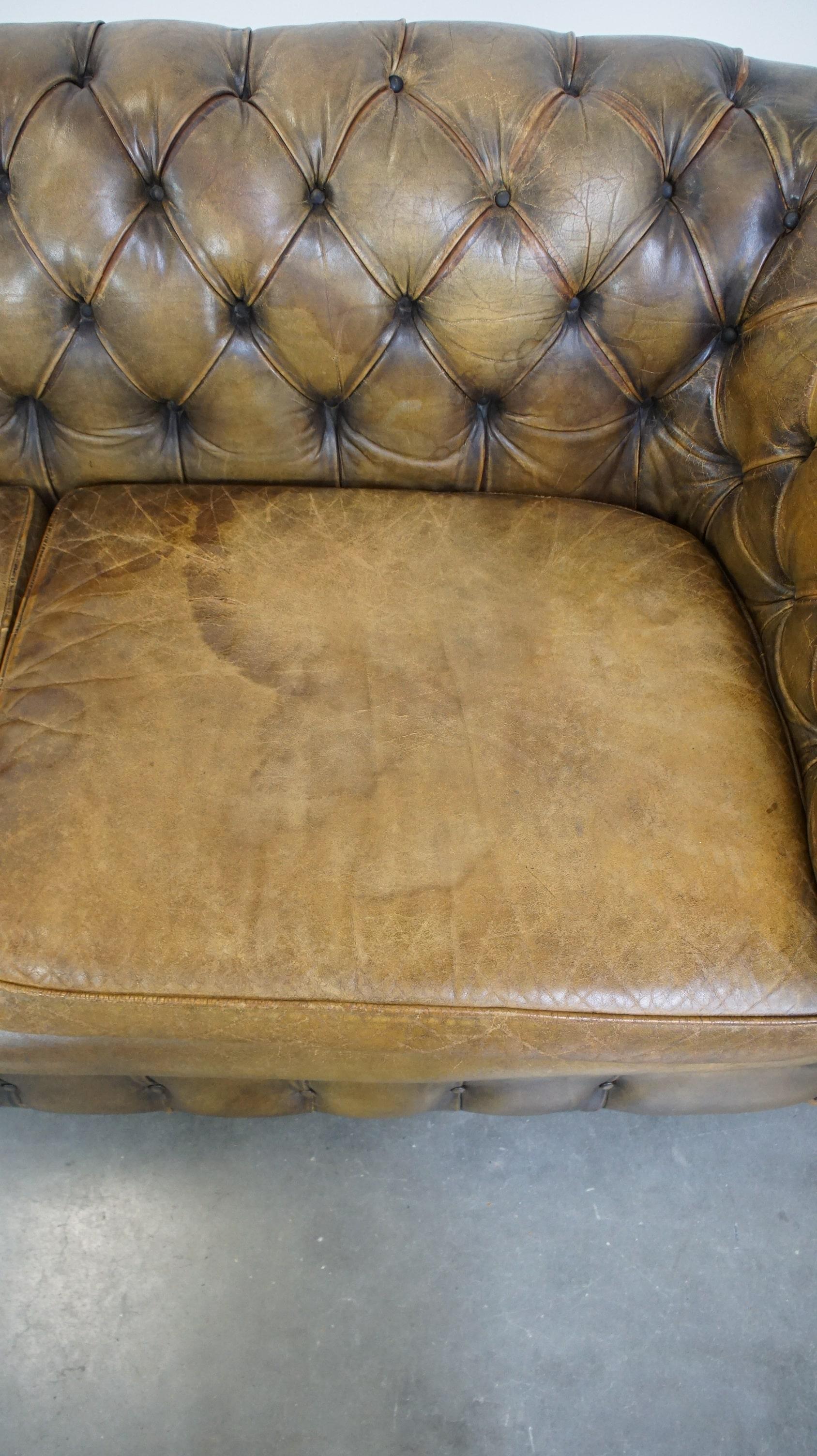 Cuir de vache Sofa Chesterfield à 2,5 places en cuir de vache d'une belle couleur vert mousse en vente