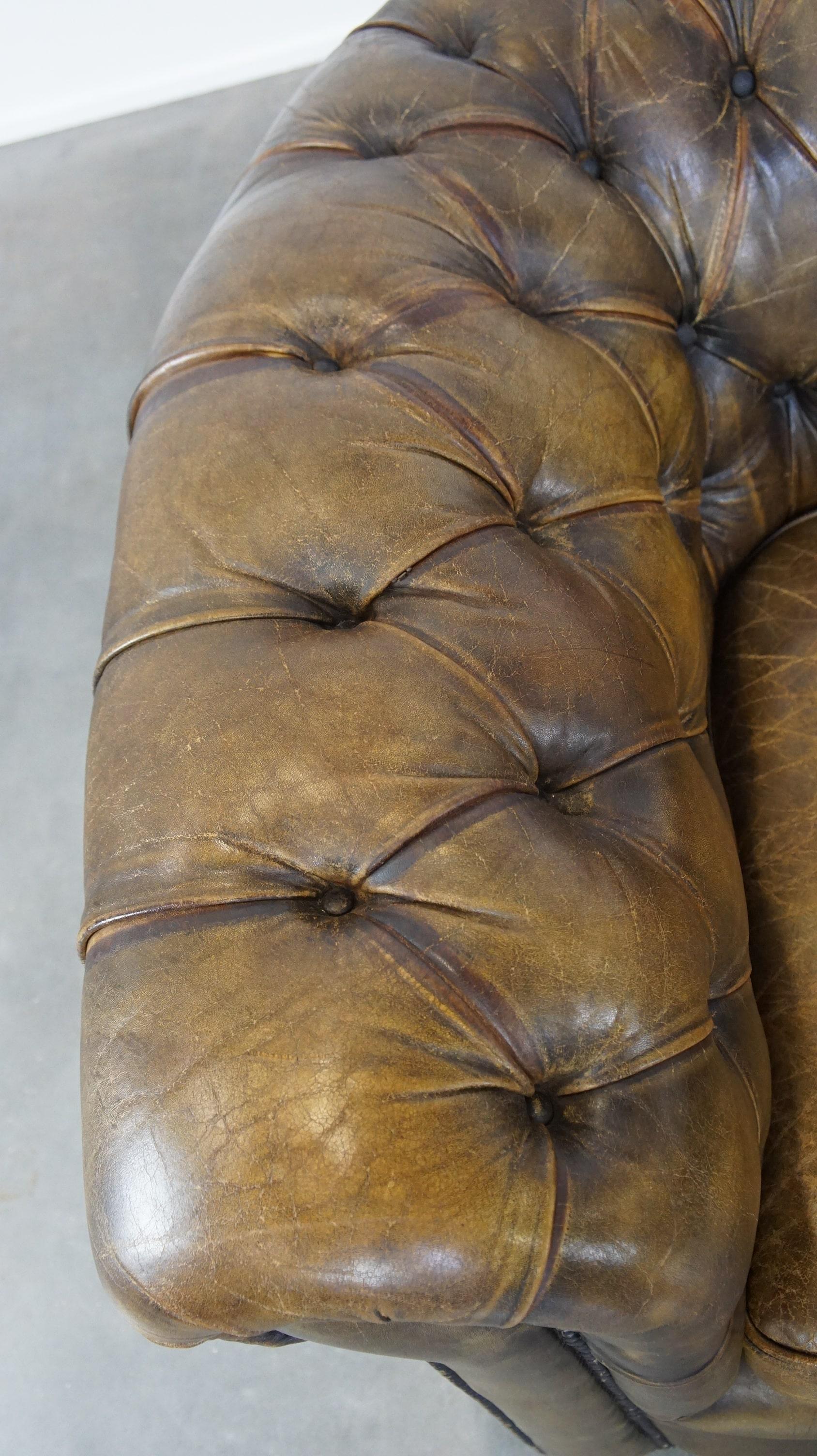 Sofa Chesterfield à 2,5 places en cuir de vache d'une belle couleur vert mousse en vente 1