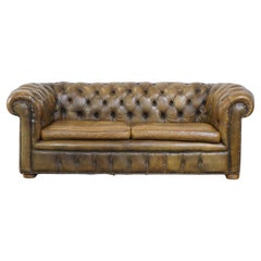 Sturdy 2.5-seater cow leather Chesterfield sofa in a beautiful moss green color