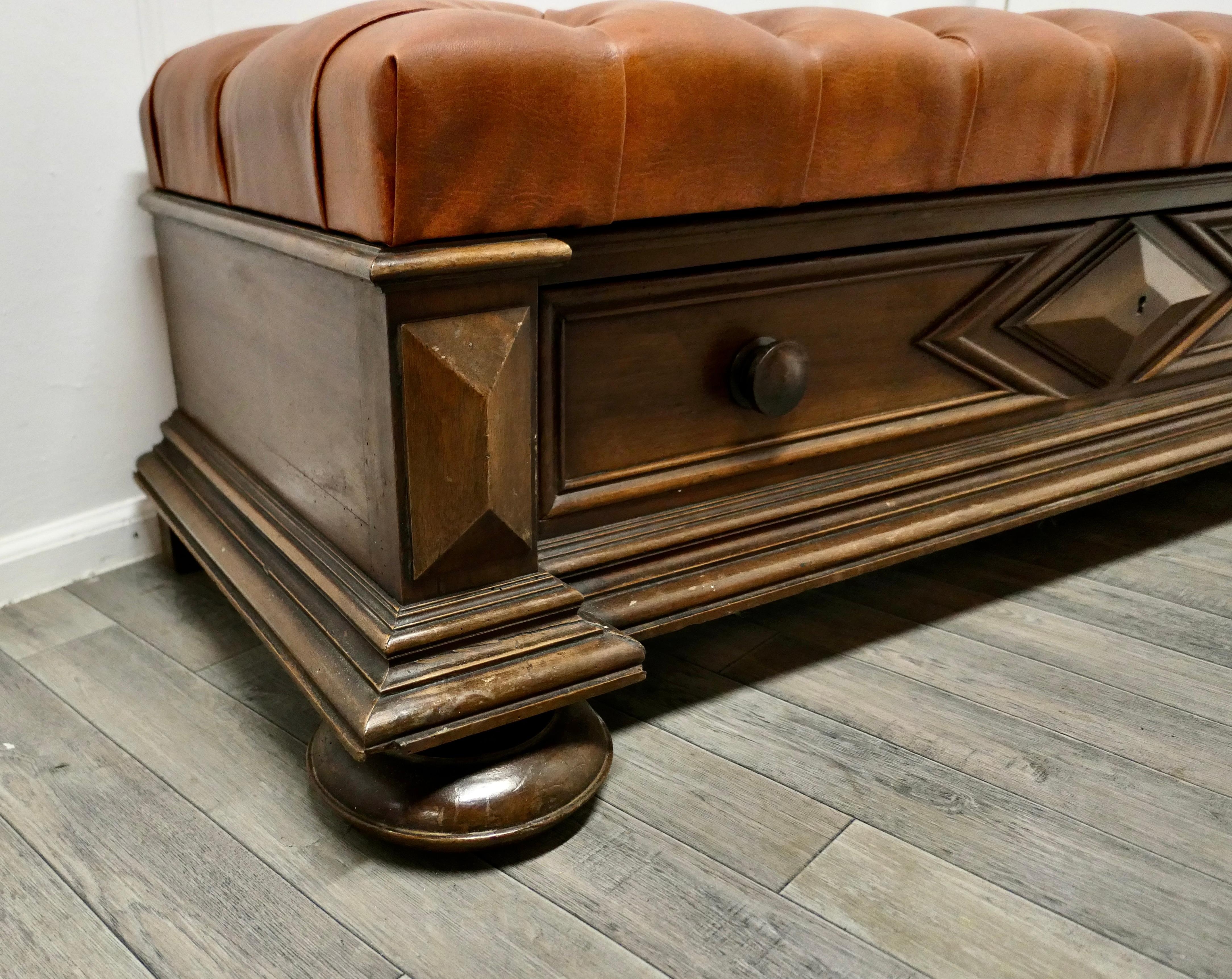 Début du 20ème siècle Siège de salle Chesterfield robuste avec tiroir à chaussures tidy en vente