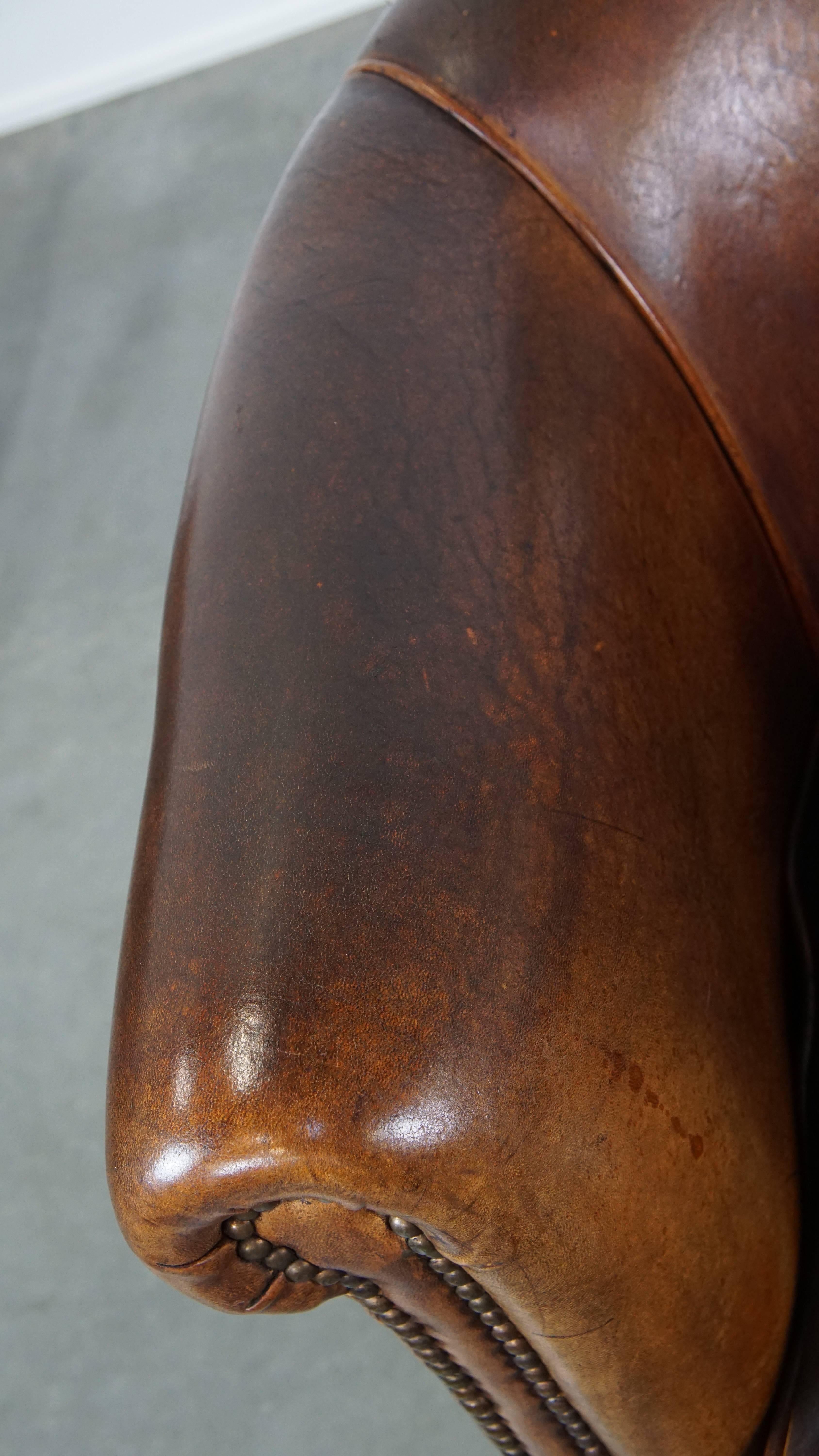 Pelle Robusta poltrona da club in pelle di pecora color cognac con dettagli di pregio in vendita
