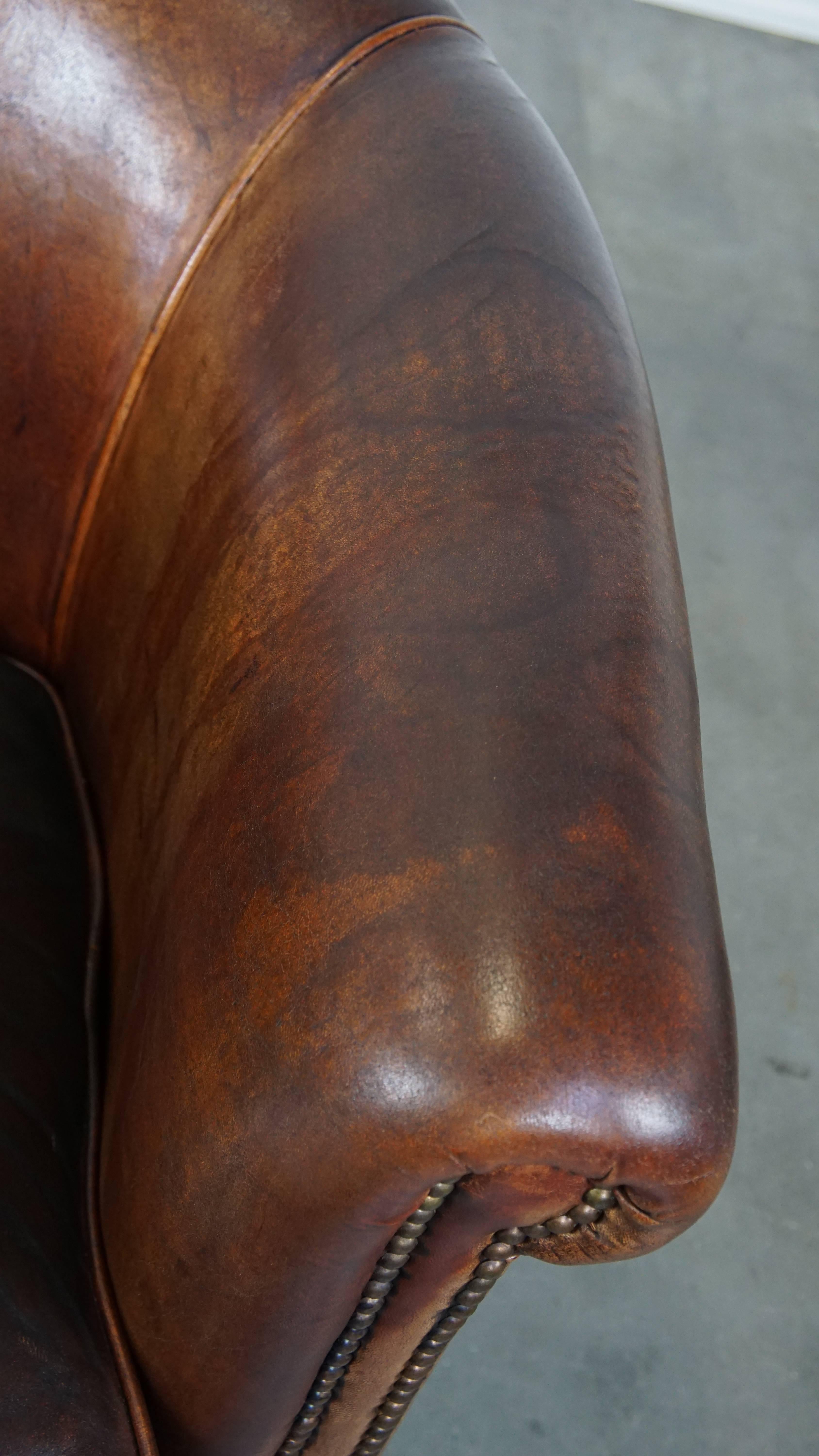 Robusta poltrona da club in pelle di pecora color cognac con dettagli di pregio in vendita 1
