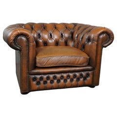 Sturdy English Chesterfield armchair made of cowhide leather