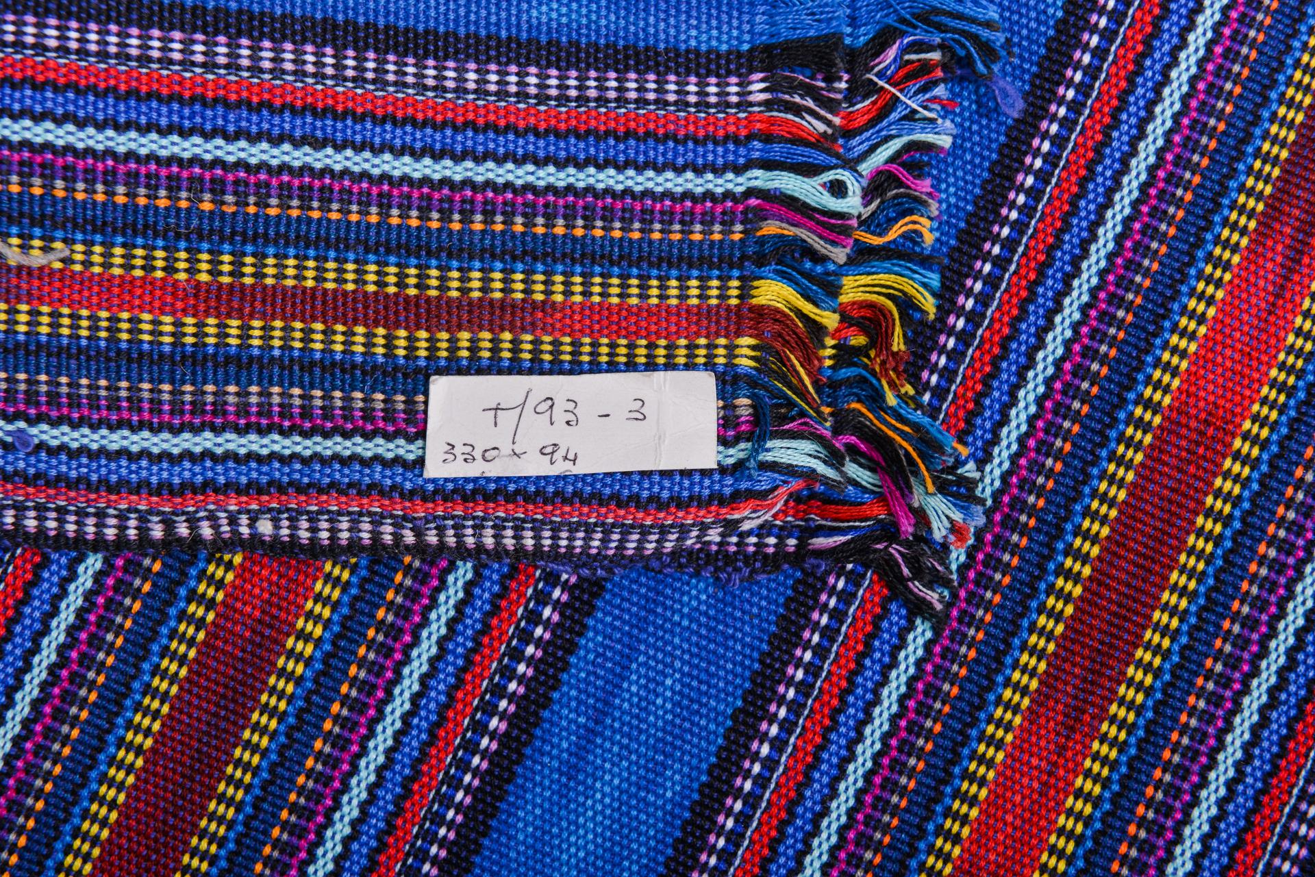 Robuster und lebendiger Stuhlstoff aus Guatemala, gekauft in Kalifornien während meiner Reise vor vielen Jahren.
Perfekt zum Abdecken von Stühlen, Bänken und sogar eines Kopfteils.