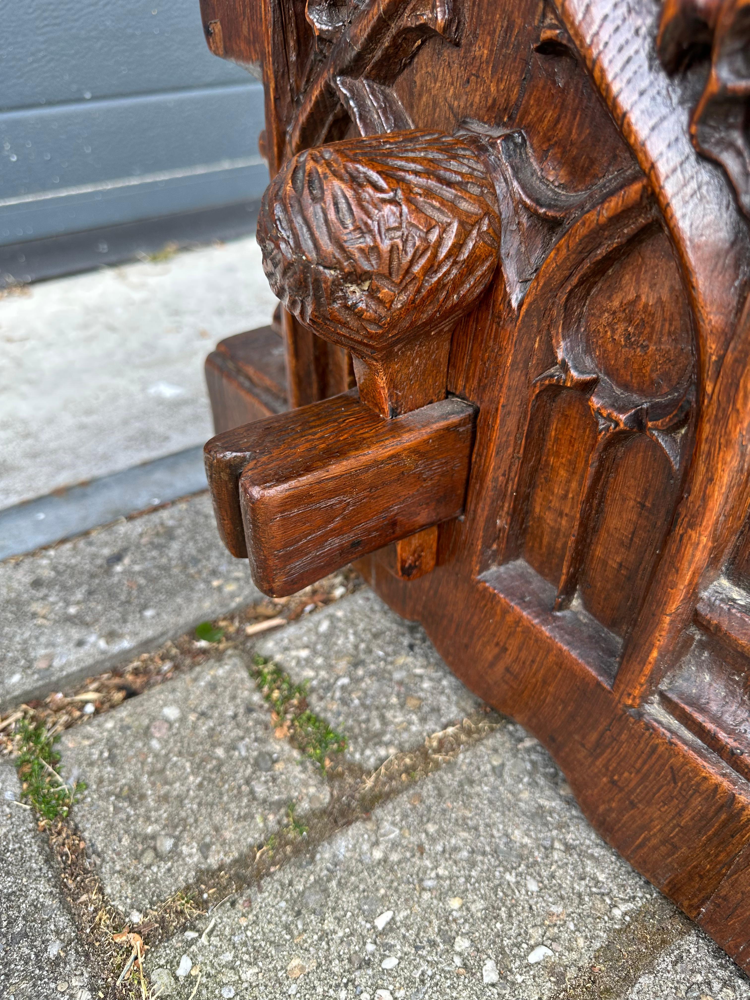 Robuste table basse ou table d'appoint en chêne sculpté à la main, de style Revive gothique. Something Great Patina en vente 3