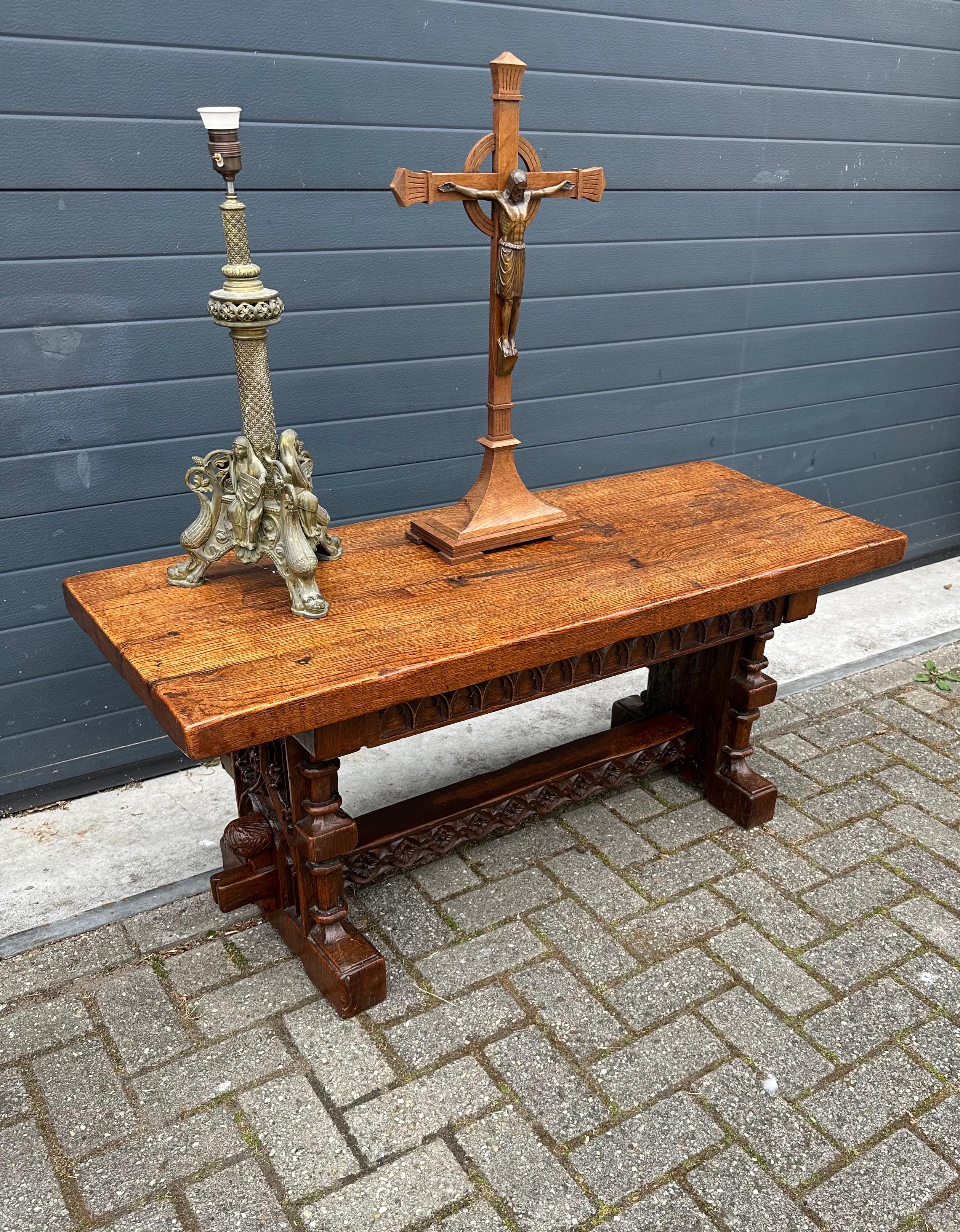 Chêne Robuste table basse ou table d'appoint en chêne sculpté à la main, de style Revive gothique. Something Great Patina en vente
