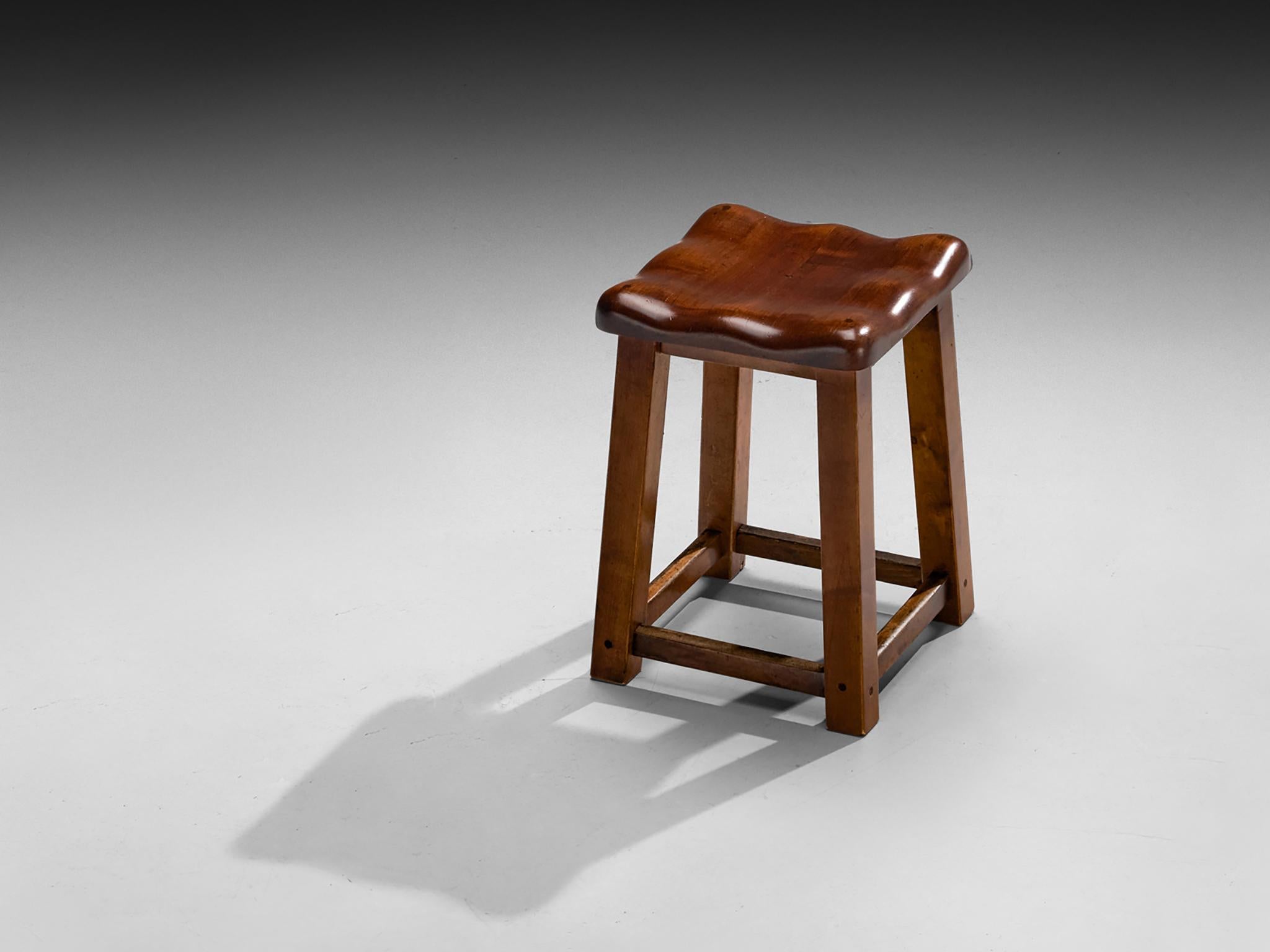 Taburete, nogal, Italia, 1970

Hermoso taburete artesanal fabricado en Italia en la década de 1970, esta pieza encarna el equilibrio perfecto entre encanto rústico y sensación de robustez. Fabricado en madera de nogal, ofrece una calidez natural. El