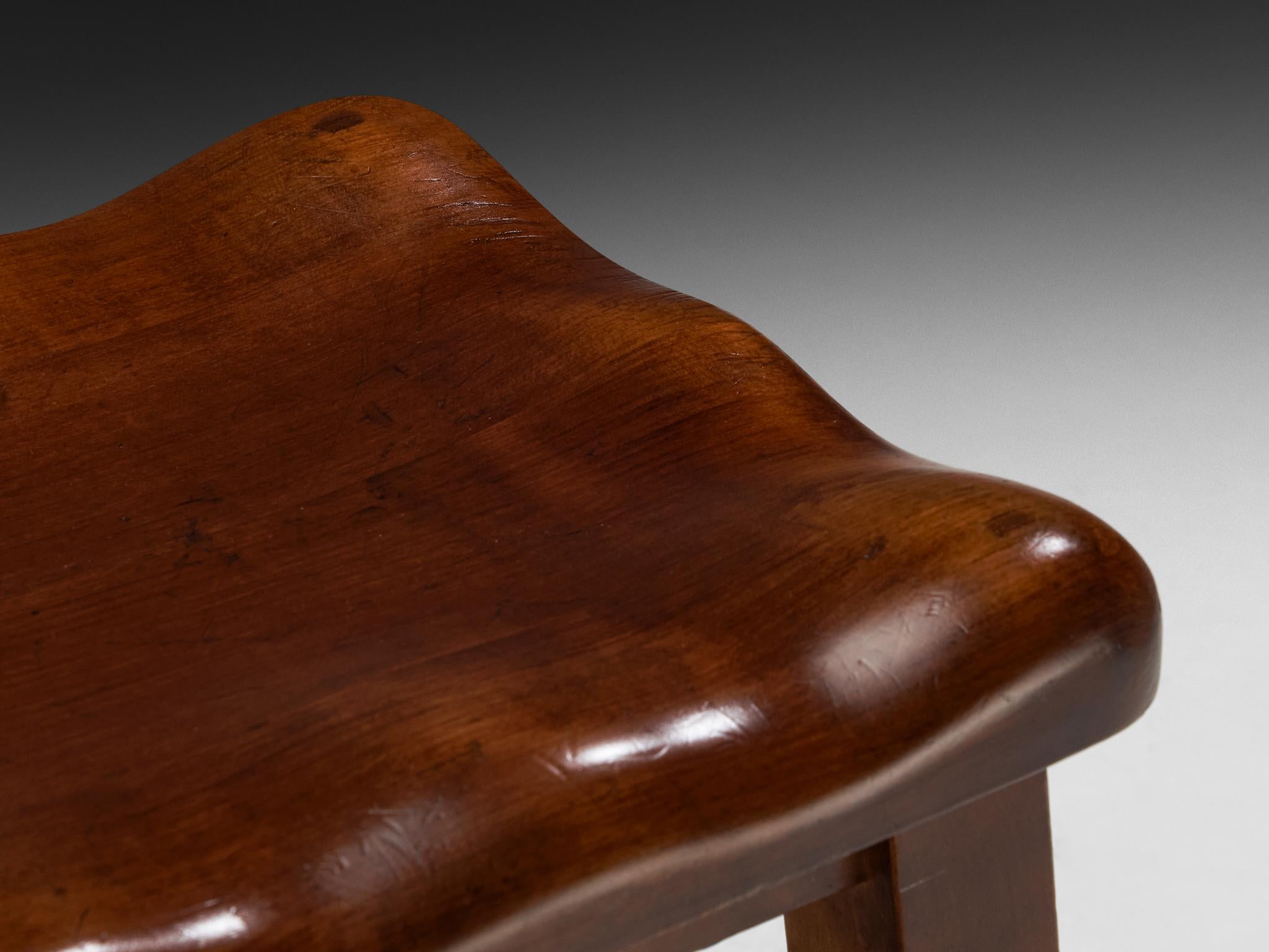Robusto Taburete Italiano con Asiento Orgánico Hecho a Mano en Nogal Moderno de mediados de siglo en venta