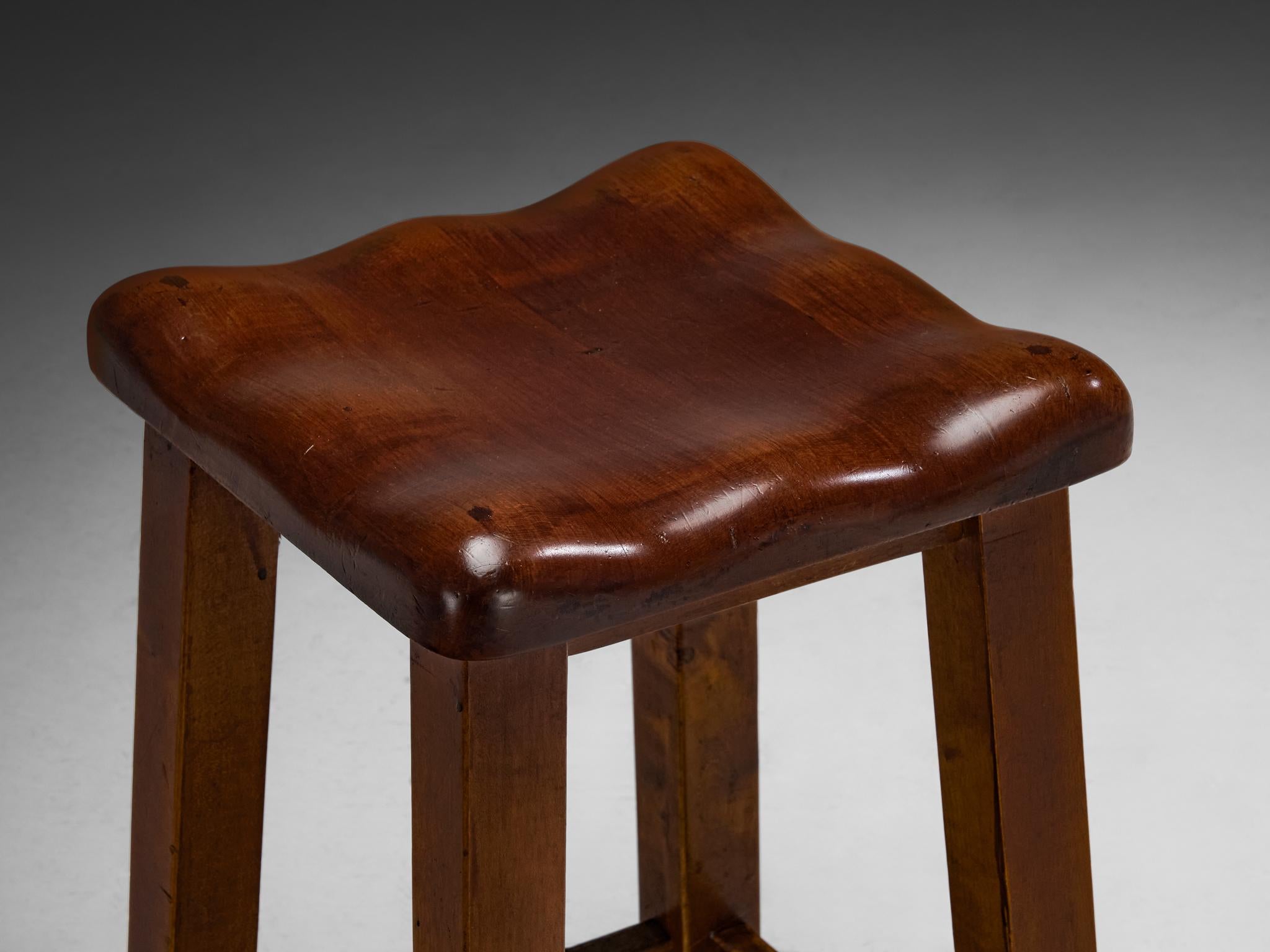 Robusto Taburete Italiano con Asiento Orgánico Hecho a Mano en Nogal en venta 1