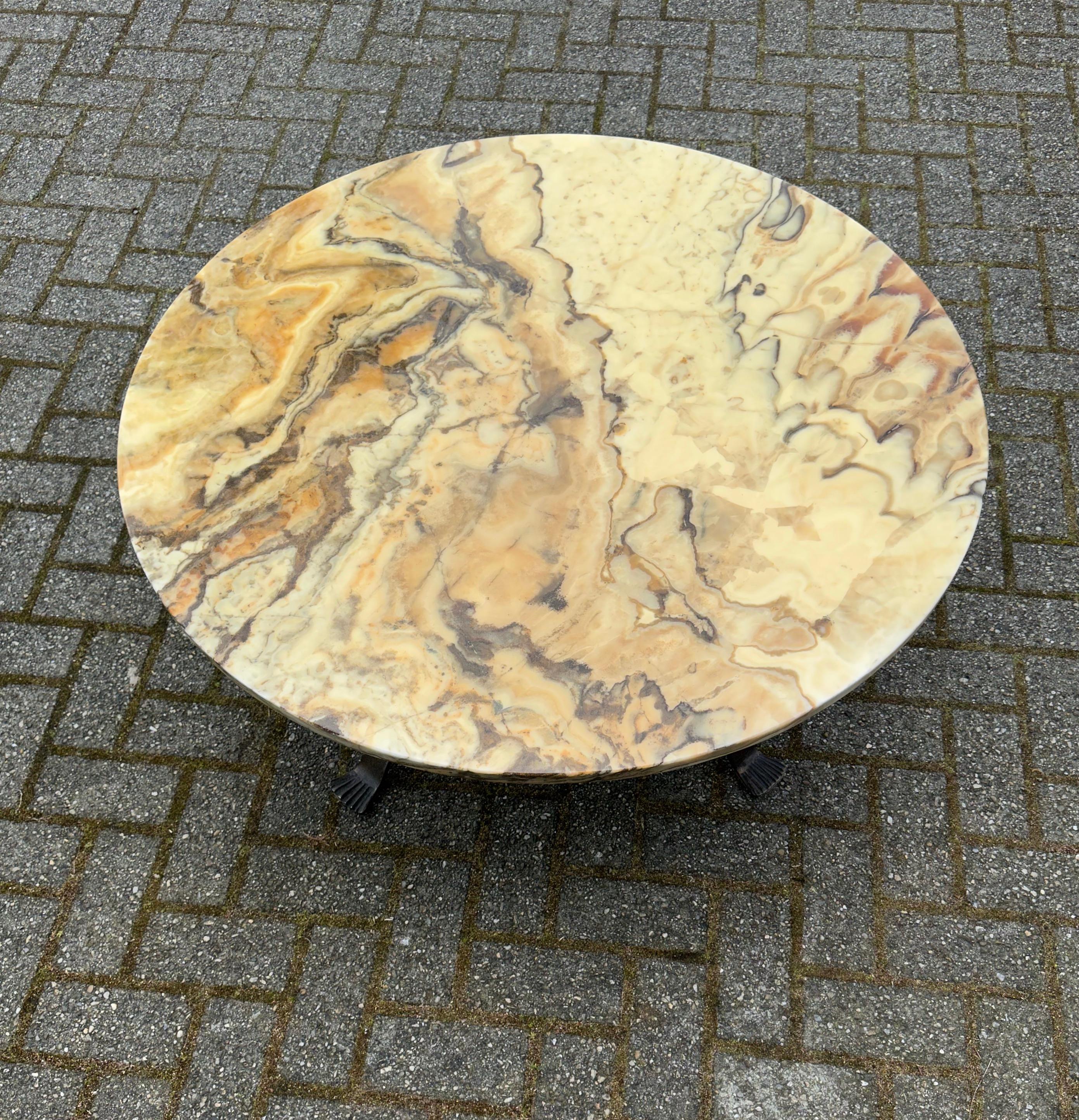 Mesa de centro robusta de mediados de siglo con un bonito tablero de mármol y base de hierro forjado en venta 7