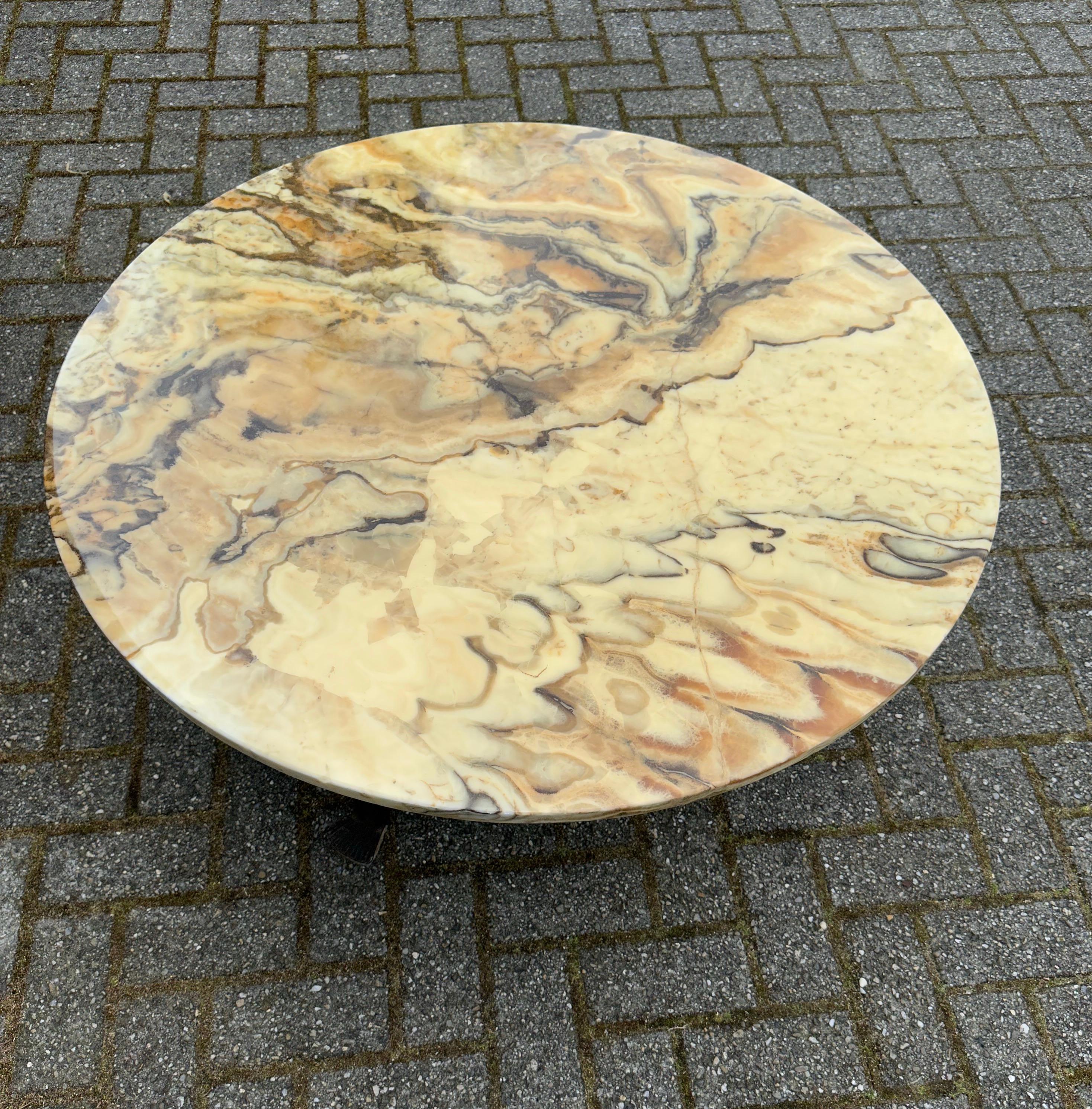 Mesa de centro robusta de mediados de siglo con un bonito tablero de mármol y base de hierro forjado en venta 9
