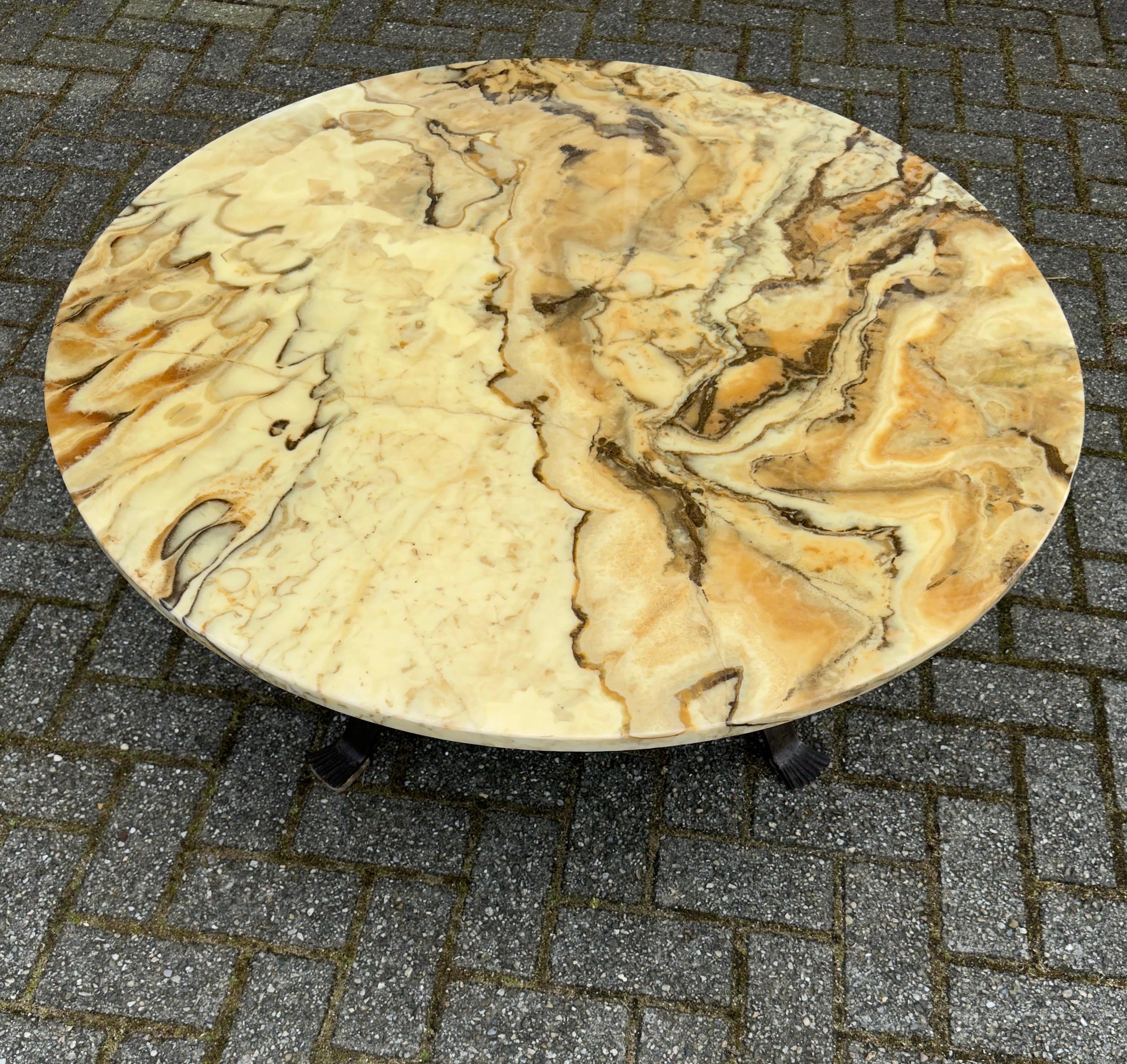 Mesa de centro robusta de mediados de siglo con un bonito tablero de mármol y base de hierro forjado Moderno de mediados de siglo en venta
