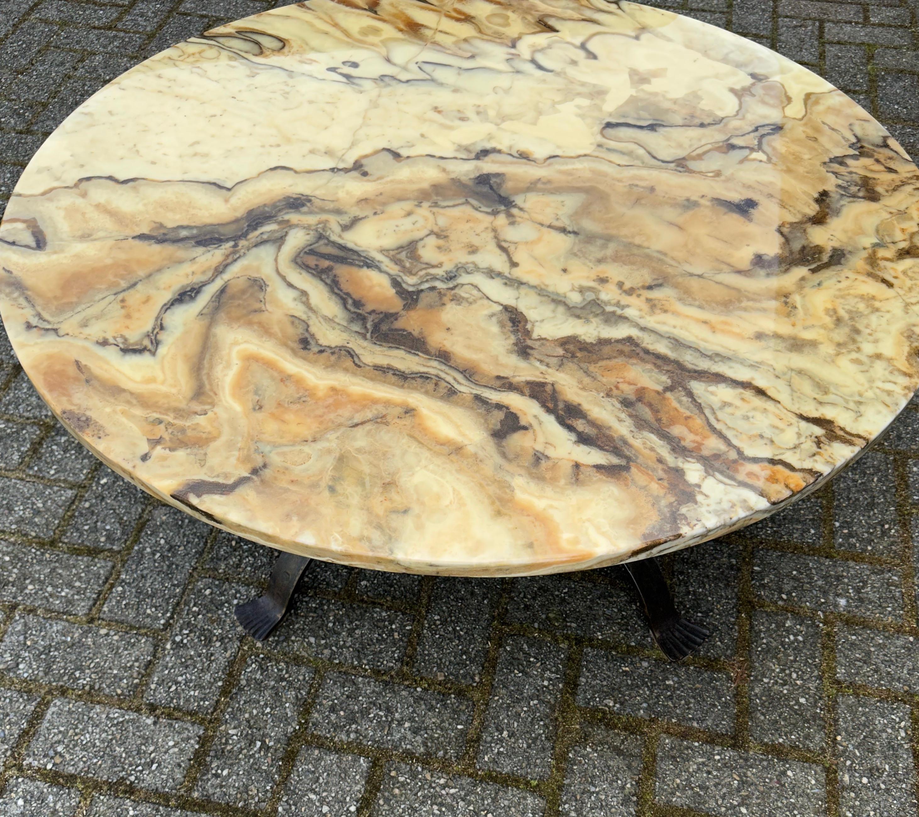 Mesa de centro robusta de mediados de siglo con un bonito tablero de mármol y base de hierro forjado en Excelente estado para la venta en Lisse, NL
