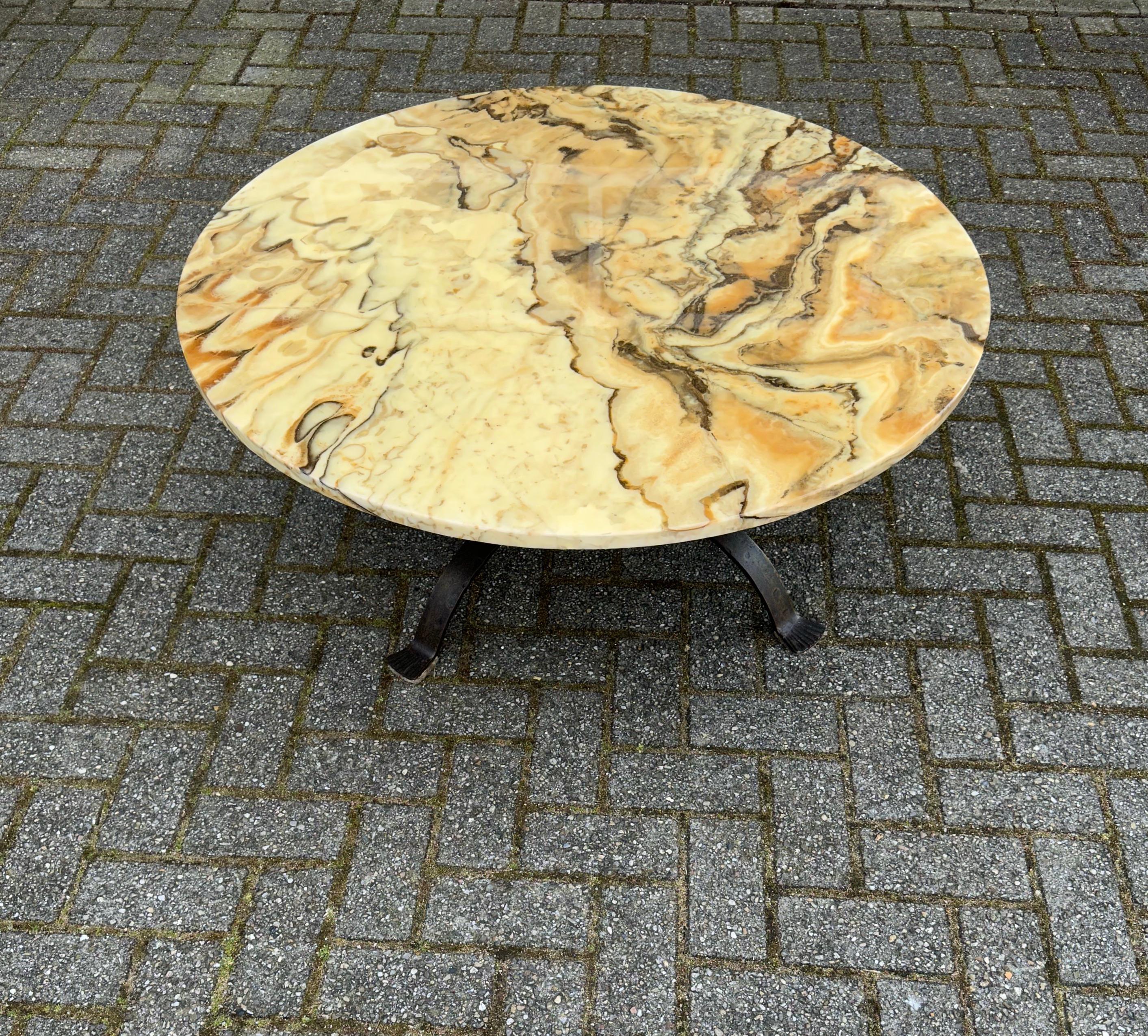 Mesa de centro robusta de mediados de siglo con un bonito tablero de mármol y base de hierro forjado Hierro forjado en venta