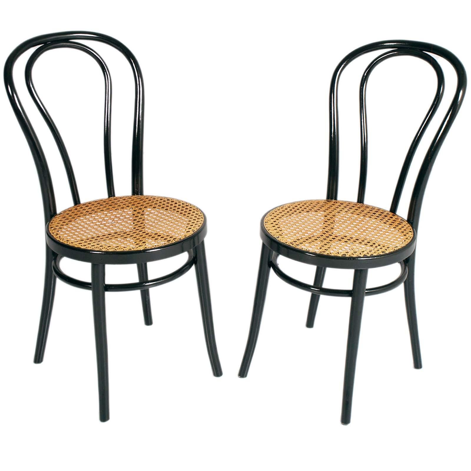 Sturdy original Thonet chairs from the 1960s in bent beech with Vienna straw seat. Romantic and precious for your kitchen.