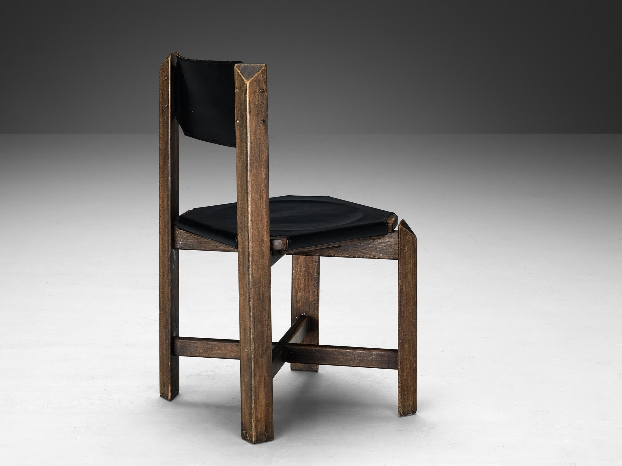 Européen Ensemble robuste de quatorze chaises de salle à manger en cuir noir et Wood Wood 
