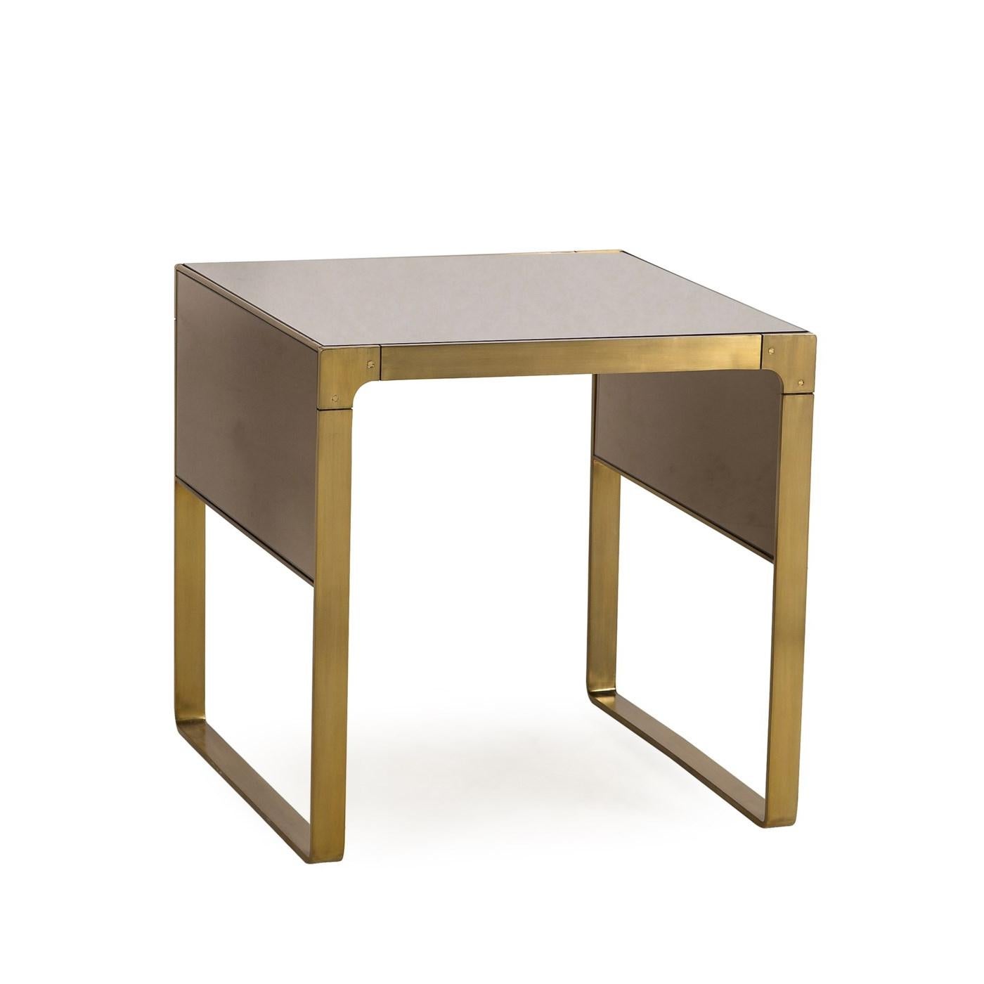 Side table Sturdy with structure in 
polished stainless steel in satin brass 
finish. With smoked glass top in bronze 
finish. Also available in sturdy console 
table and sturdy coffee table.