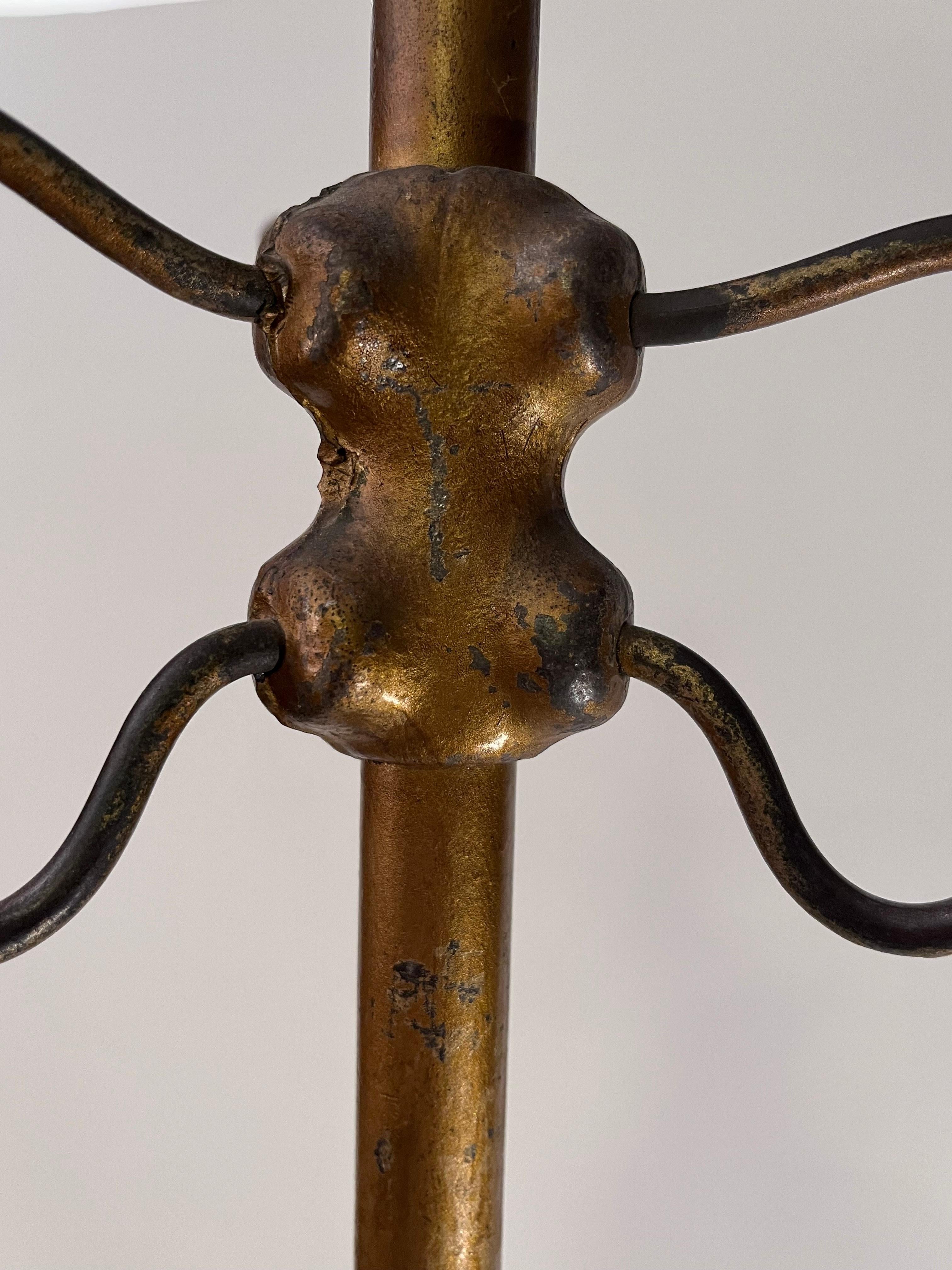 Robusto appendiabiti sottile in ferro dipinto in oro dei primi del Novecento in vendita 2