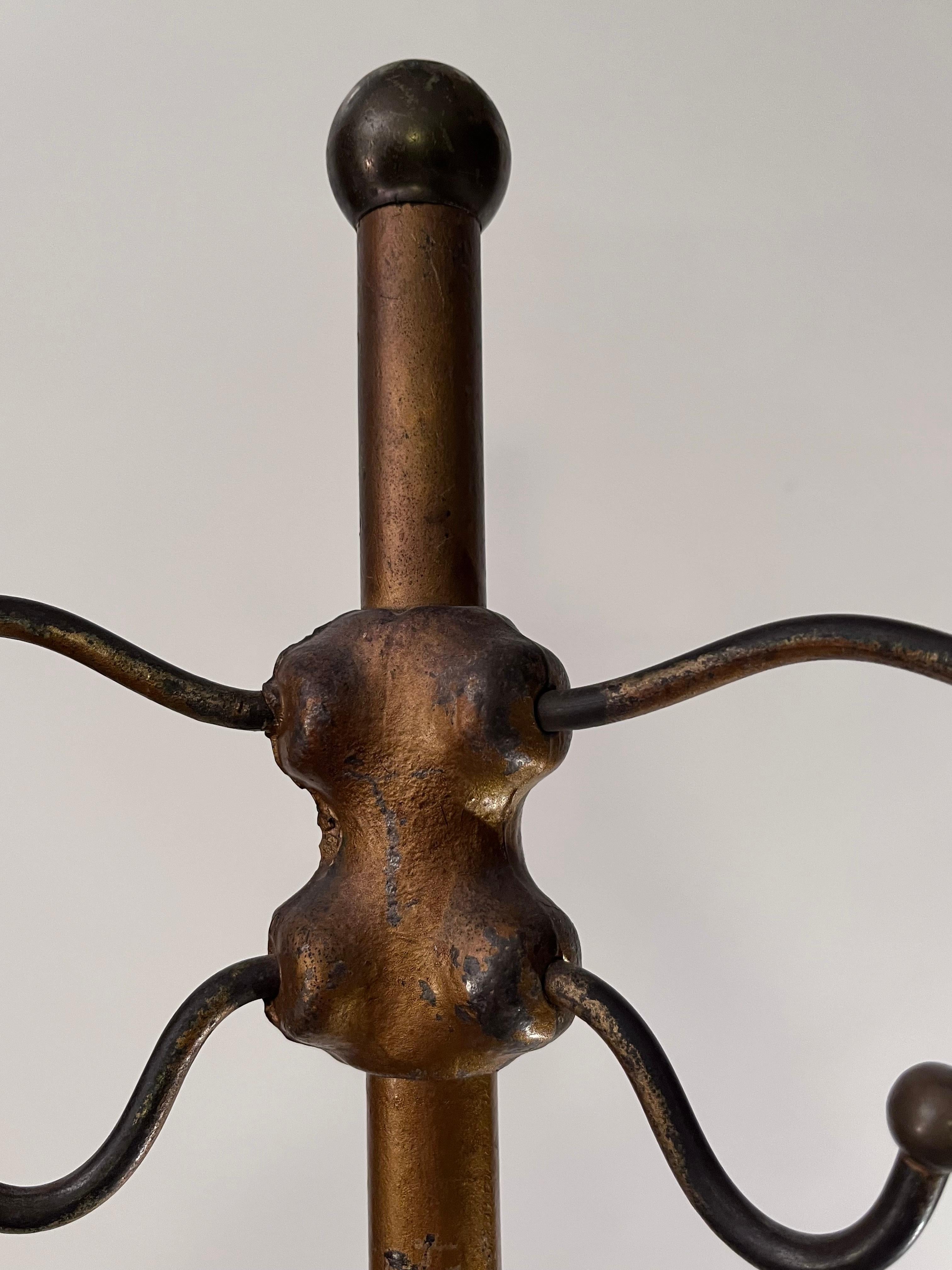 Robusto appendiabiti sottile in ferro dipinto in oro dei primi del Novecento in vendita 3