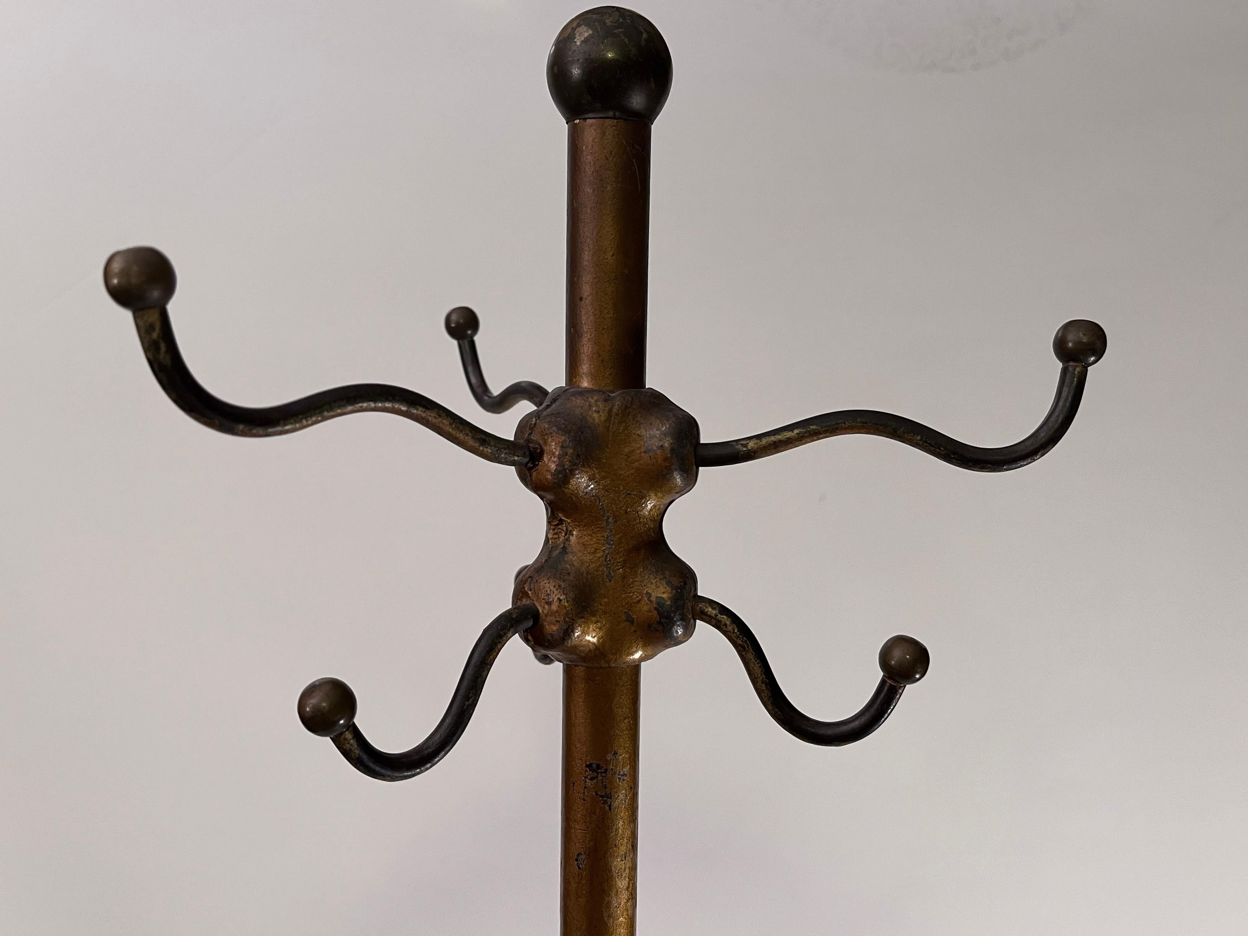 Robusto appendiabiti sottile in ferro dipinto in oro dei primi del Novecento in vendita 4