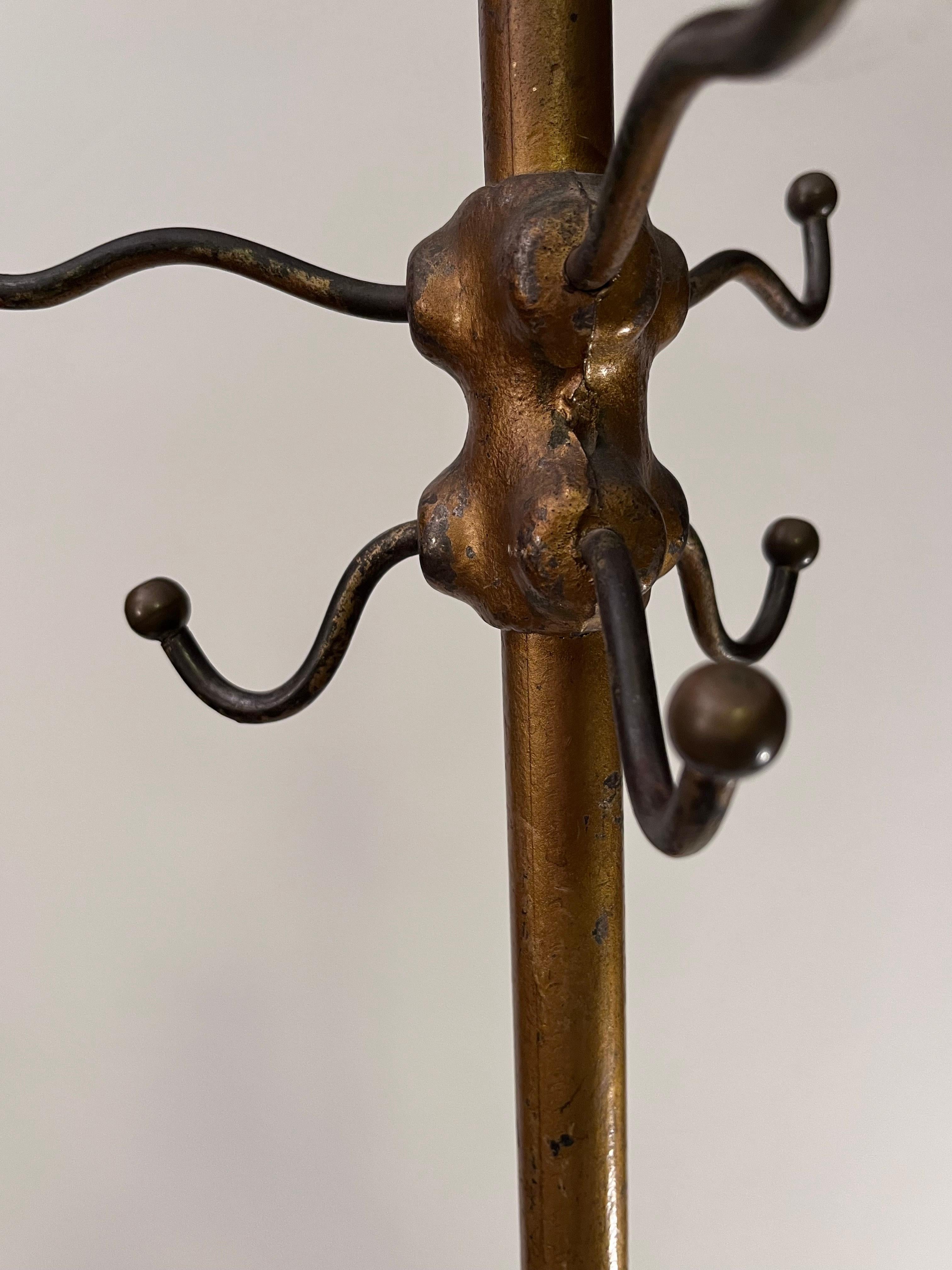 Robusto appendiabiti sottile in ferro dipinto in oro dei primi del Novecento in vendita 5