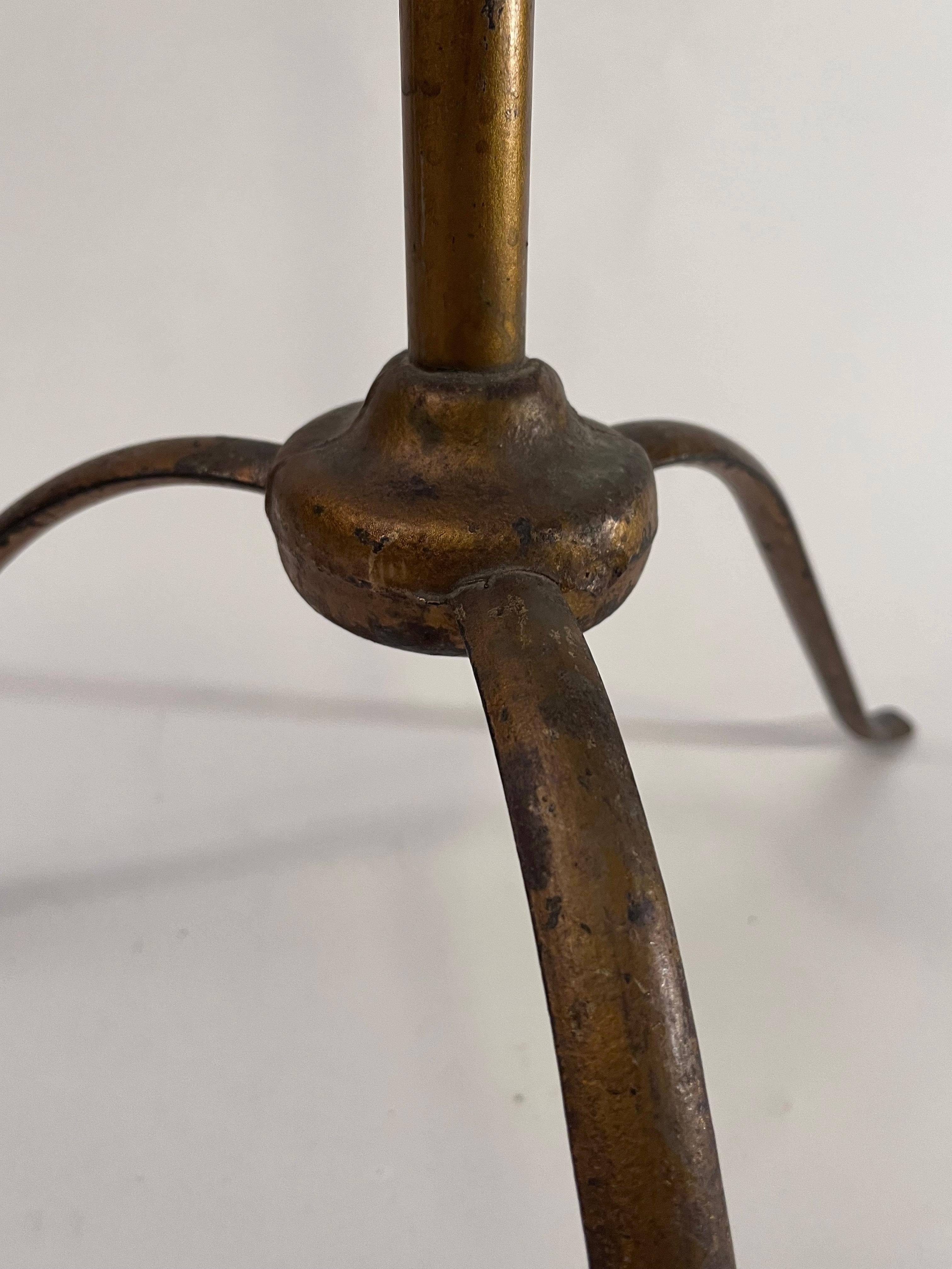 Industriale Robusto appendiabiti sottile in ferro dipinto in oro dei primi del Novecento in vendita