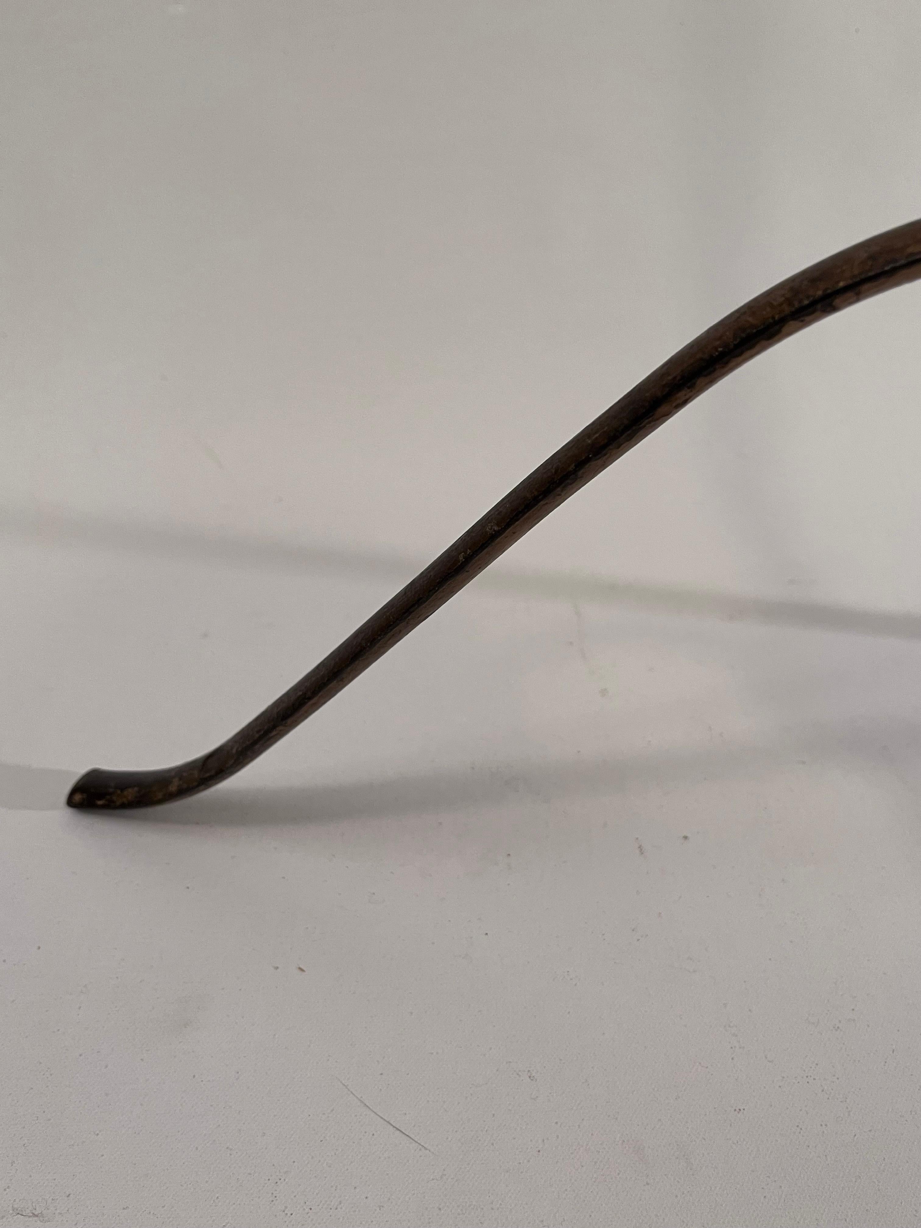 Americano Robusto appendiabiti sottile in ferro dipinto in oro dei primi del Novecento in vendita