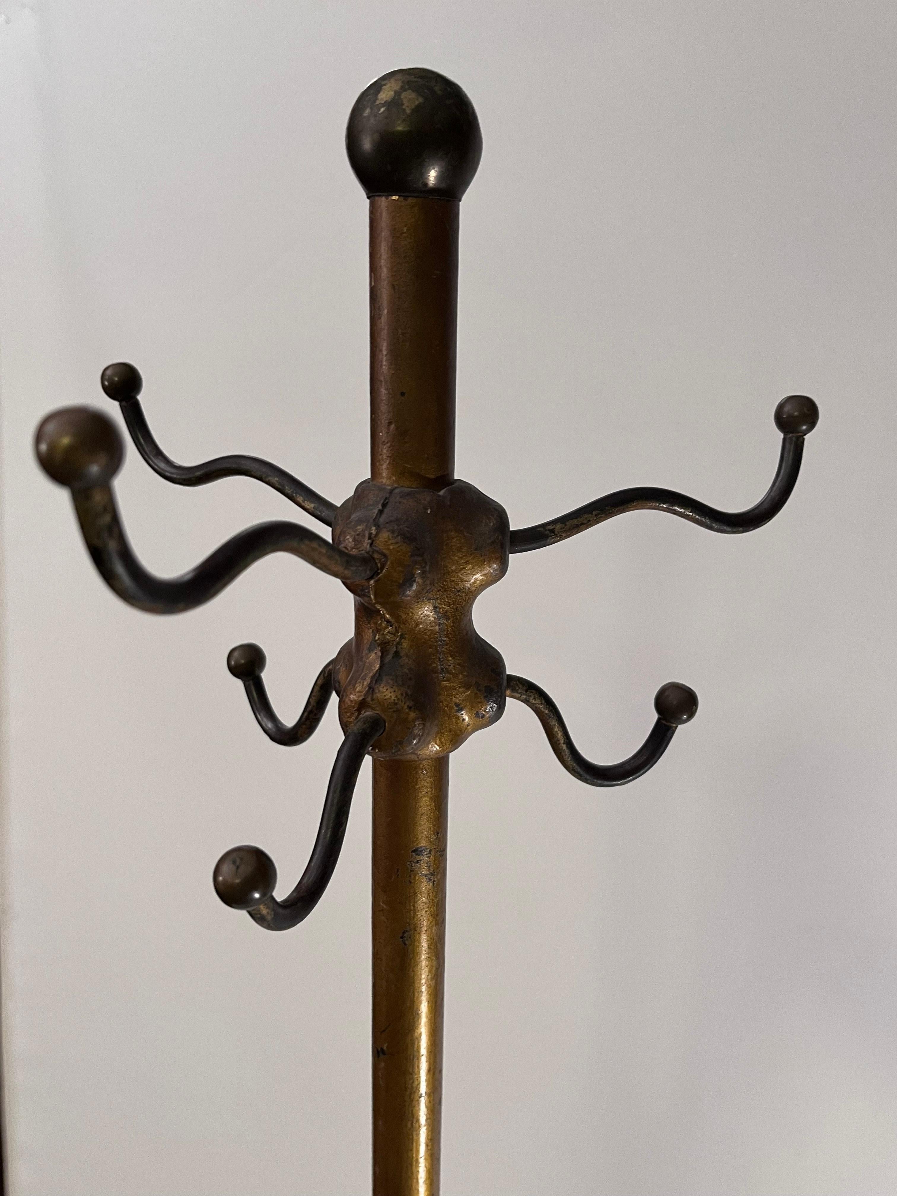 Inizio XX secolo Robusto appendiabiti sottile in ferro dipinto in oro dei primi del Novecento in vendita