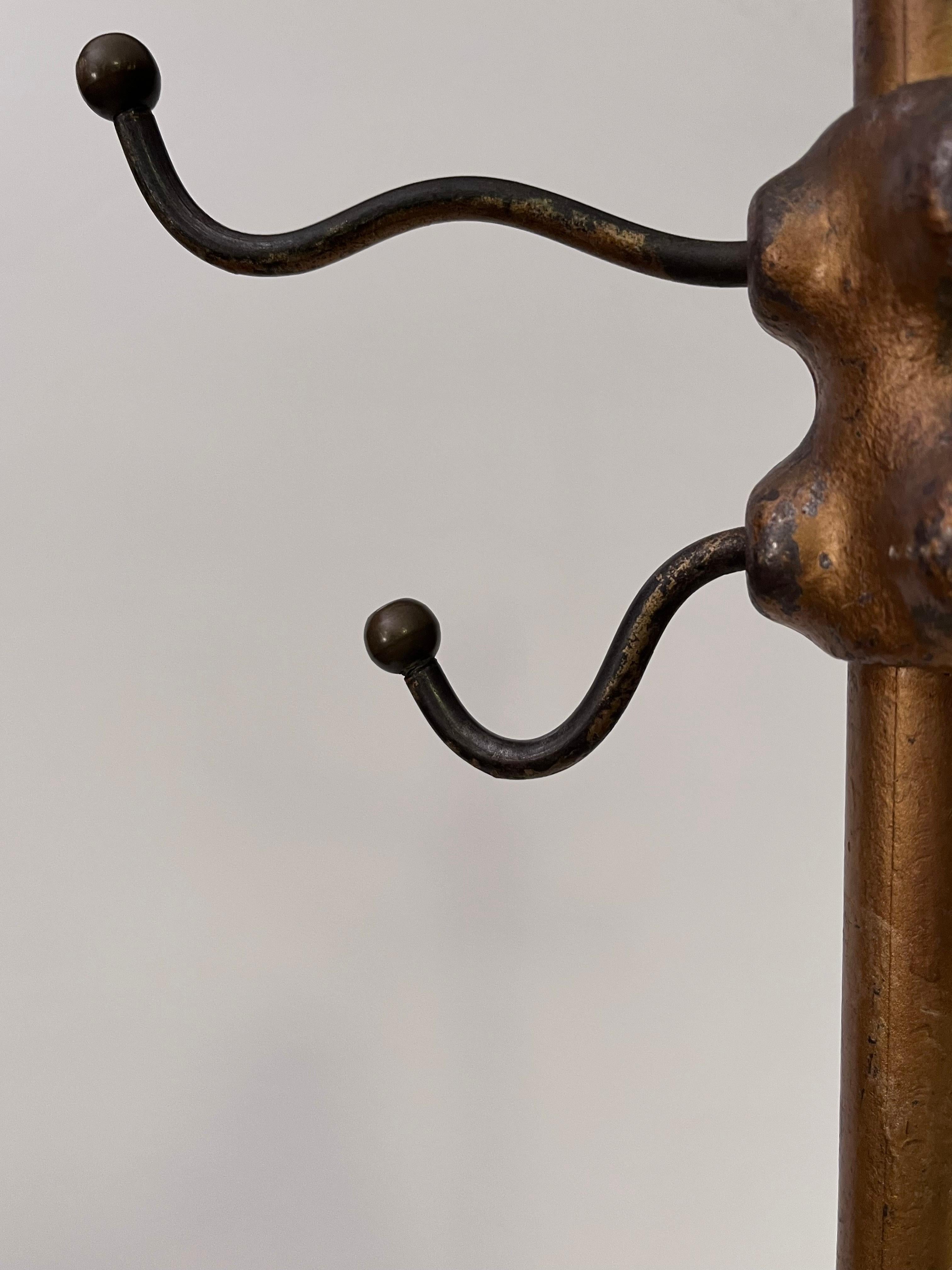 Ferro Robusto appendiabiti sottile in ferro dipinto in oro dei primi del Novecento in vendita